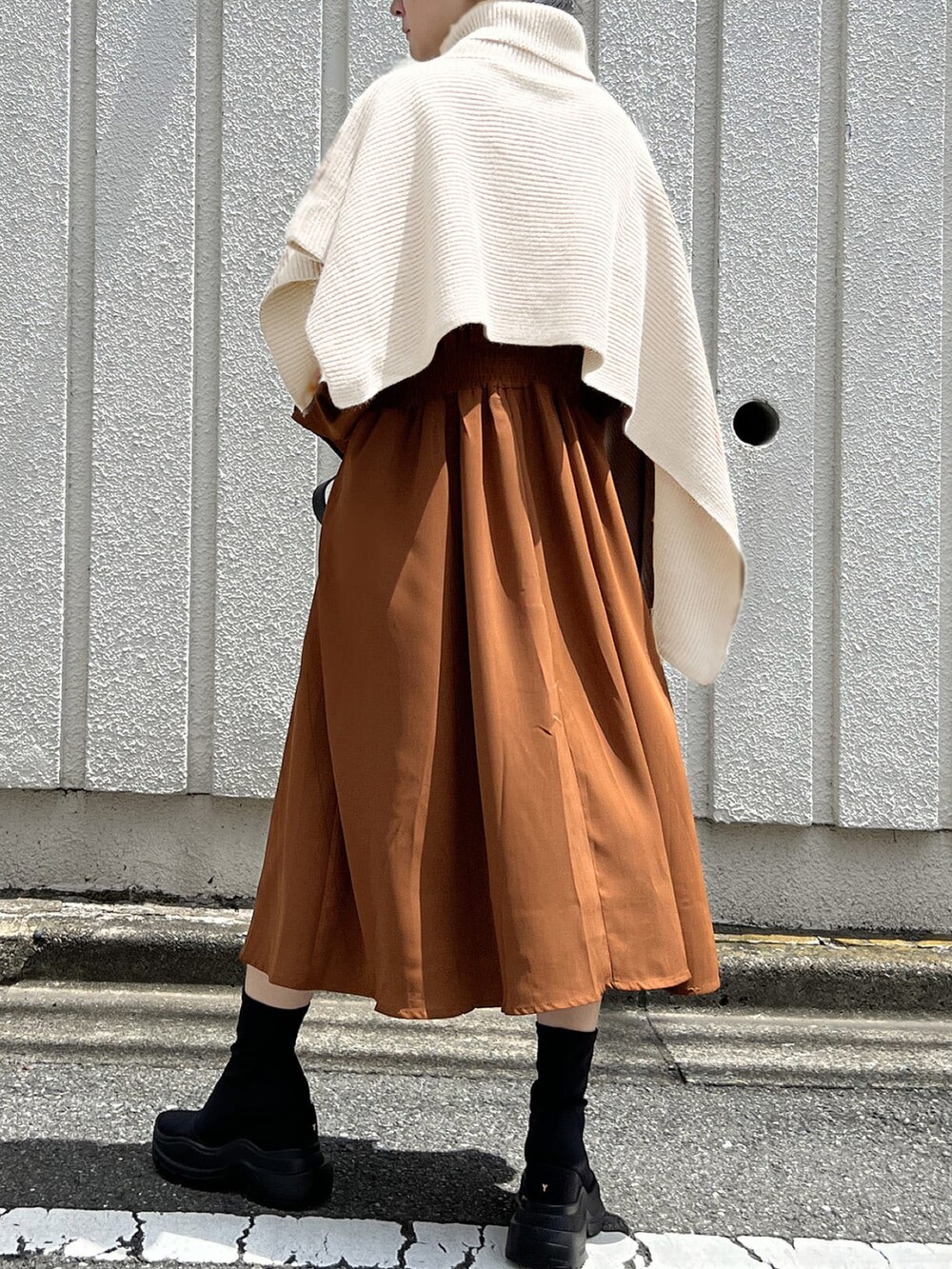 「ストール、ドルマン、レイヤードスタイル、タートルネック、ポンチョ、ニットポンチョ、ロングワンピース、フレアワンピース、秋冬コーデ、Jewelobe、チョコ色に染まれ」｜「Jewelobeのタートルネックアシンメトリーニットポンチョ（ニット/セーター、ホワイト系）」を使った、Jewelobeさん（レディース・155cm）の冬コーディネートの3枚目の写真