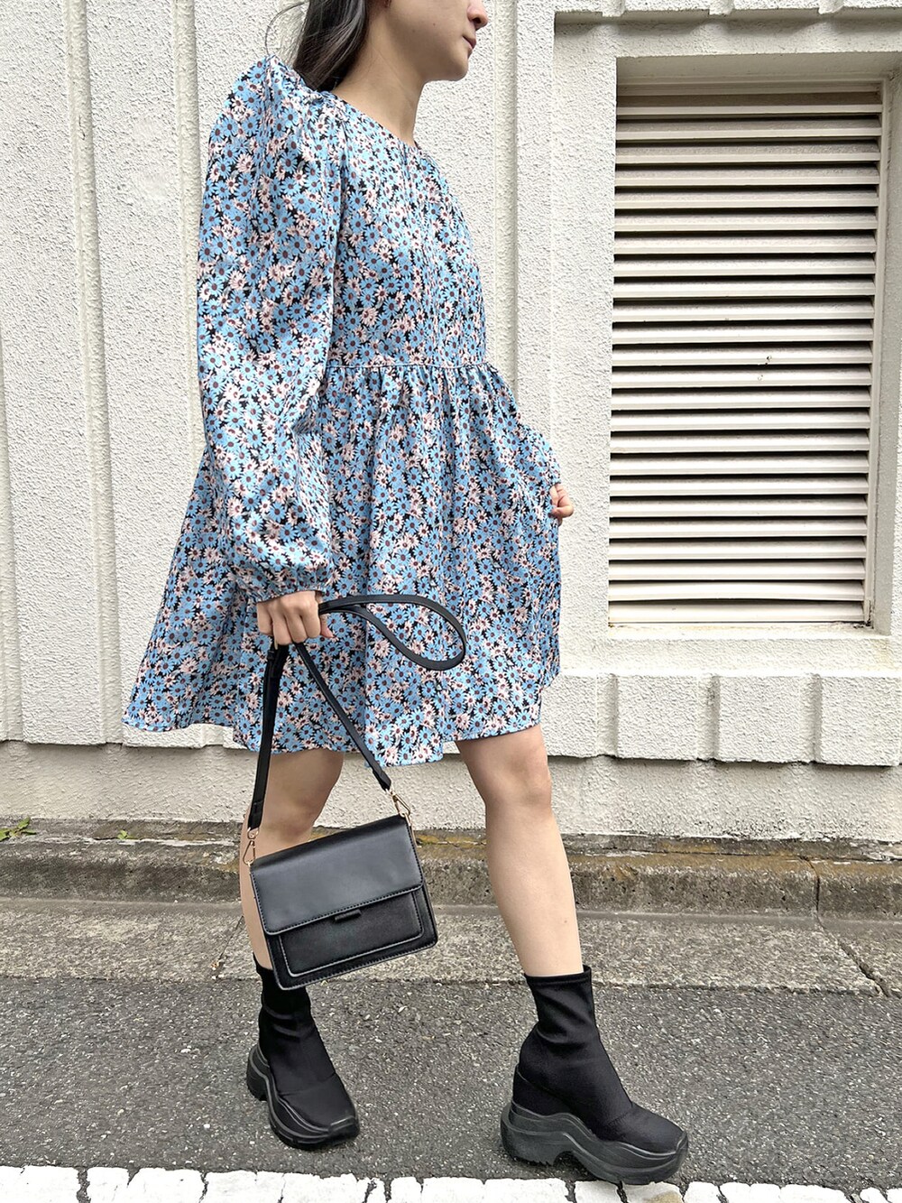 ブラック系のワンピース、その他のその他を着用したレディースの冬コーディネートの2枚目の写真