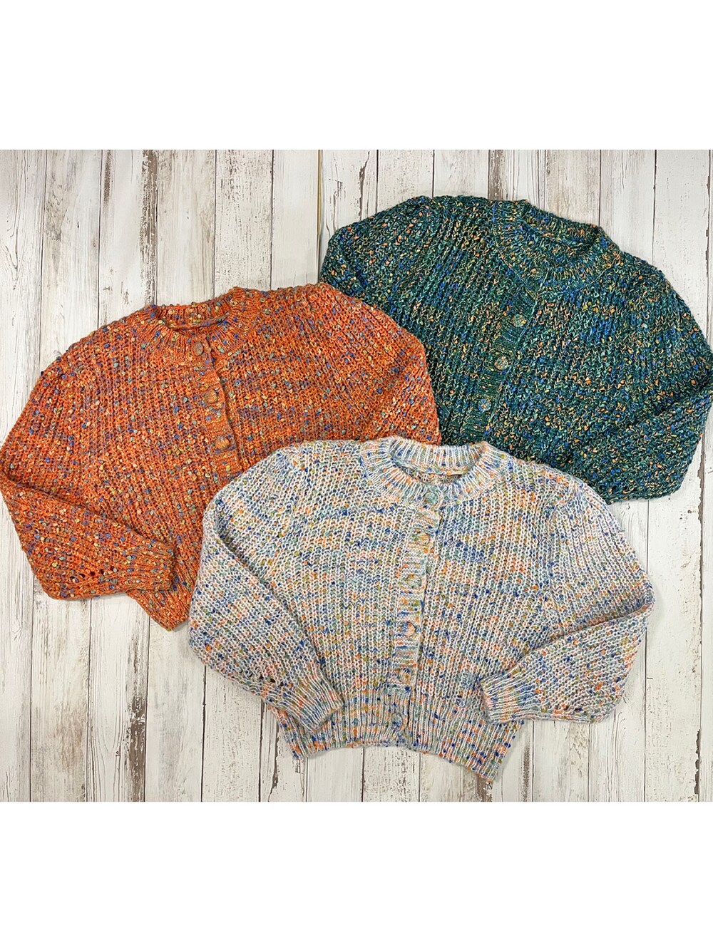 ホワイト系のカーディガン/ボレロ、ブラック系のショルダーバッグ、その他のその他を着用したレディースの秋コーディネートの5枚目の写真