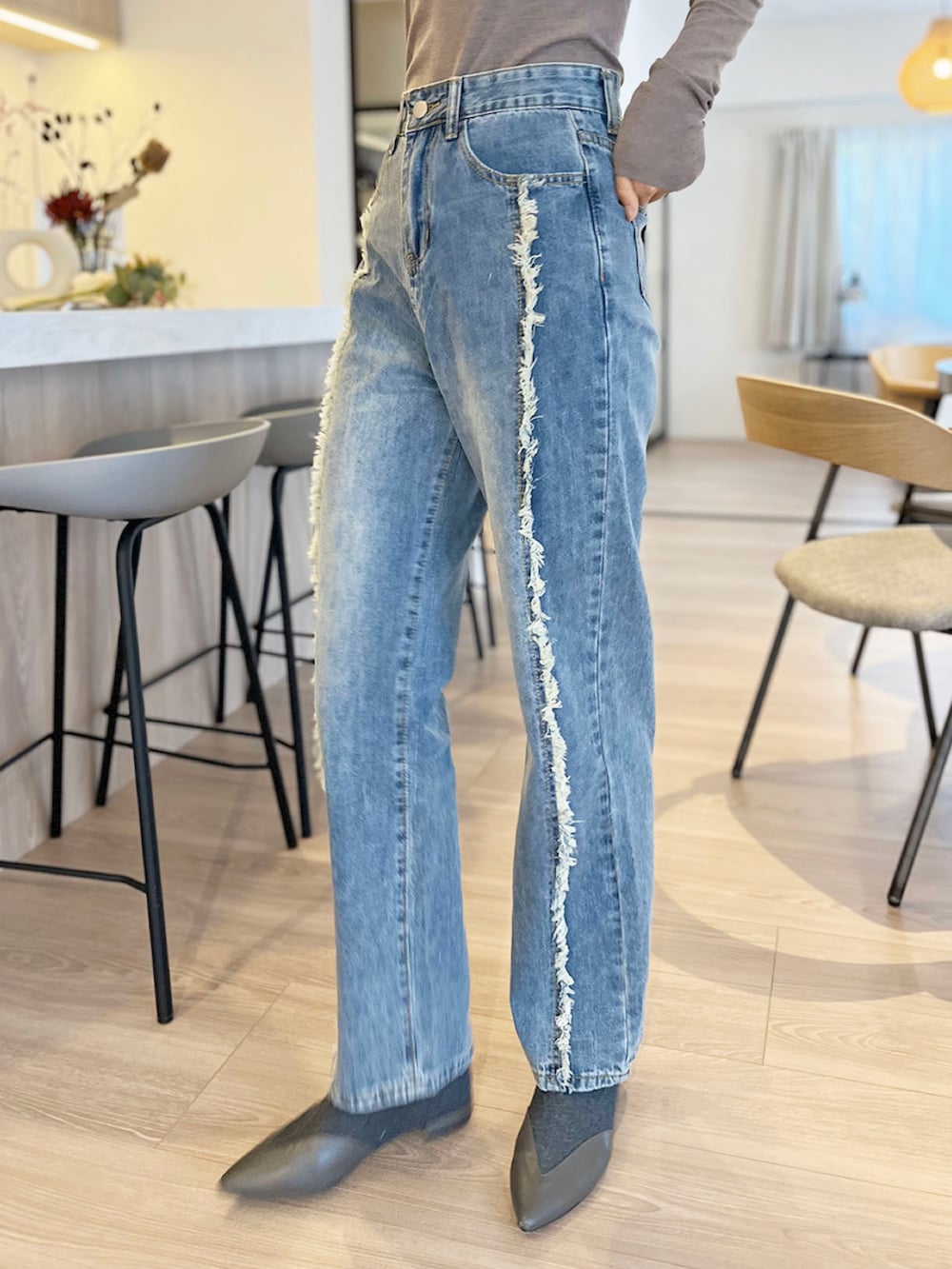 「カーディガン、デニムパンツ、リブニット、パンツスタイル、シンプルコーデ、襟付きニット、デニムコーデ、ランダムボーダー、フリンジデニム、Jewelobe」｜「Jewelobeの衿付きボーダーカーディガン（カーディガン/ボレロ、ホワイト系）」を使った、Jewelobeさん（レディース・171cm）の春コーディネートの5枚目の写真