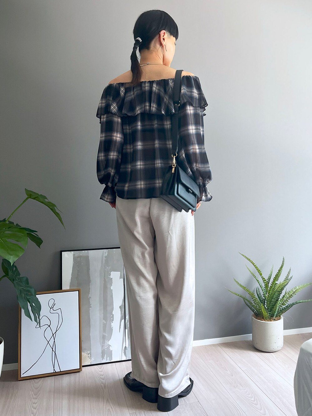 ブラック系のシャツ/ブラウス、その他のその他を着用したレディースの秋コーディネートの3枚目の写真