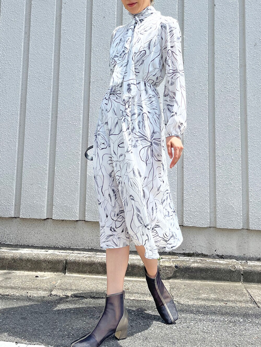 「花柄、秋のコーデ、モノトーン、キレイめ、ボウタイ、シンプルコーデ、花柄ワンピース、高身長女子、オトナ女子、Jewelobe」｜「Jewelobeのグラフィティカルプリントボウカラーワンピース（ワンピース、ホワイト系）」を使った、Jewelobeさん（レディース・171cm）の夏コーディネートの3枚目の写真