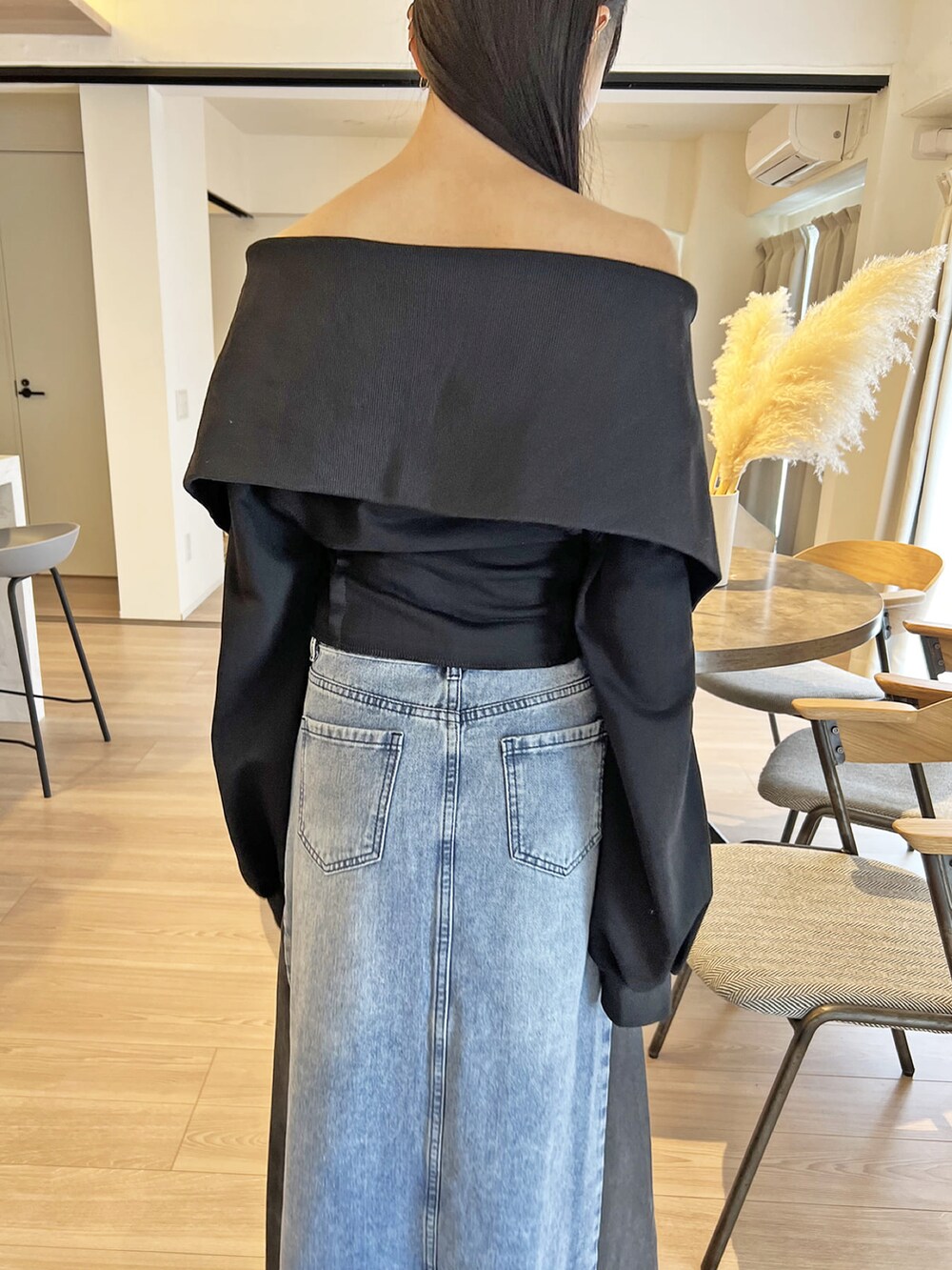 ブラック系のブルゾン、ブルー系のデニムスカート、その他のその他を着用したレディースの春コーディネートの5枚目の写真