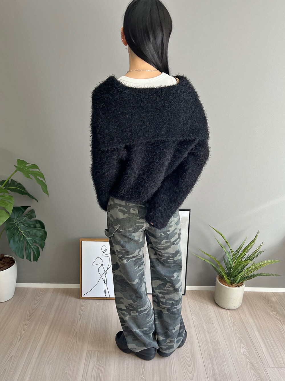 ブラック系のカーディガン/ボレロ、ホワイト系のタンクトップ、グリーン系のその他パンツを着用したレディースの秋コーディネートの2枚目の写真