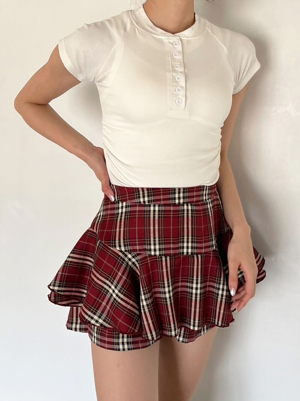 「チェック、ショートパンツ、ぺプラム、レッグウォーマー、春夏コーデ、ヘンリーネック、スカパン、韓国ファッション、高身長女子、Jewelobe」｜「JewelobeのヘンリーネックサイドギャザータイトTシャツ（Tシャツ/カットソー、ホワイト系）」を使った、Jewelobeさん（レディース・165cm）の春コーディネートの4枚目の写真