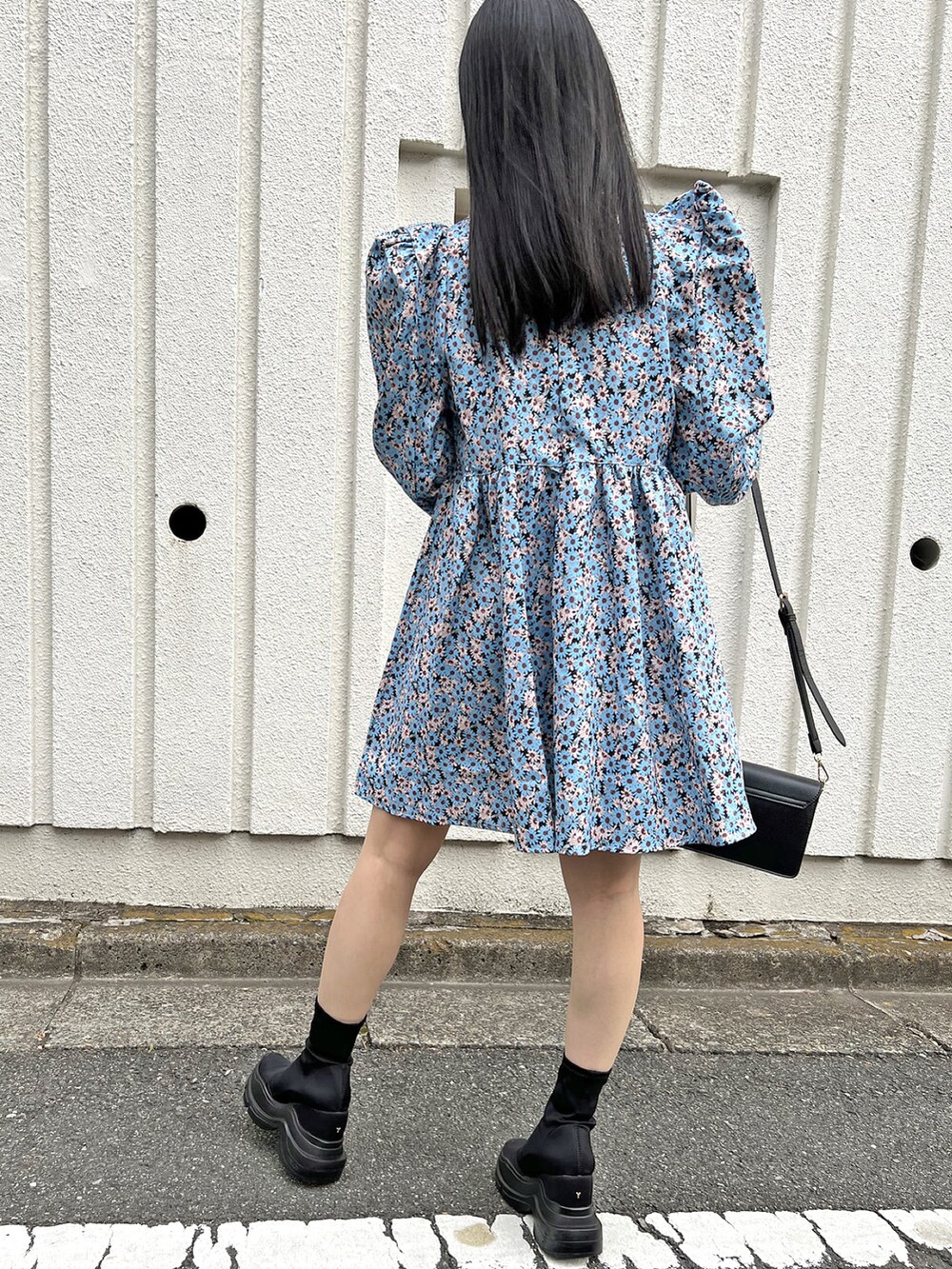 ブラック系のワンピース、その他のその他を着用したレディースの冬コーディネートの4枚目の写真