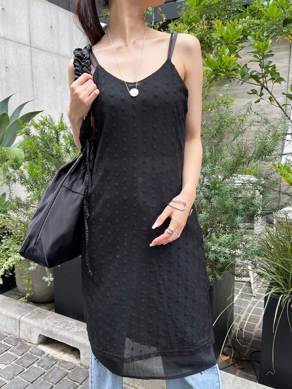 「デニム、ブラック、チュール、刺繍、リボン、レイヤードスタイル、ジレ、キャミワンピ、オトナカジュアル、Jewelobe」｜「Jewelobeのフレンチスリーブシャツ×タックワイドパンツセットアップ（セットアップ、ブラック系）」を使った、Jewelobeさん（レディース・165cm）の夏コーディネートの4枚目の写真