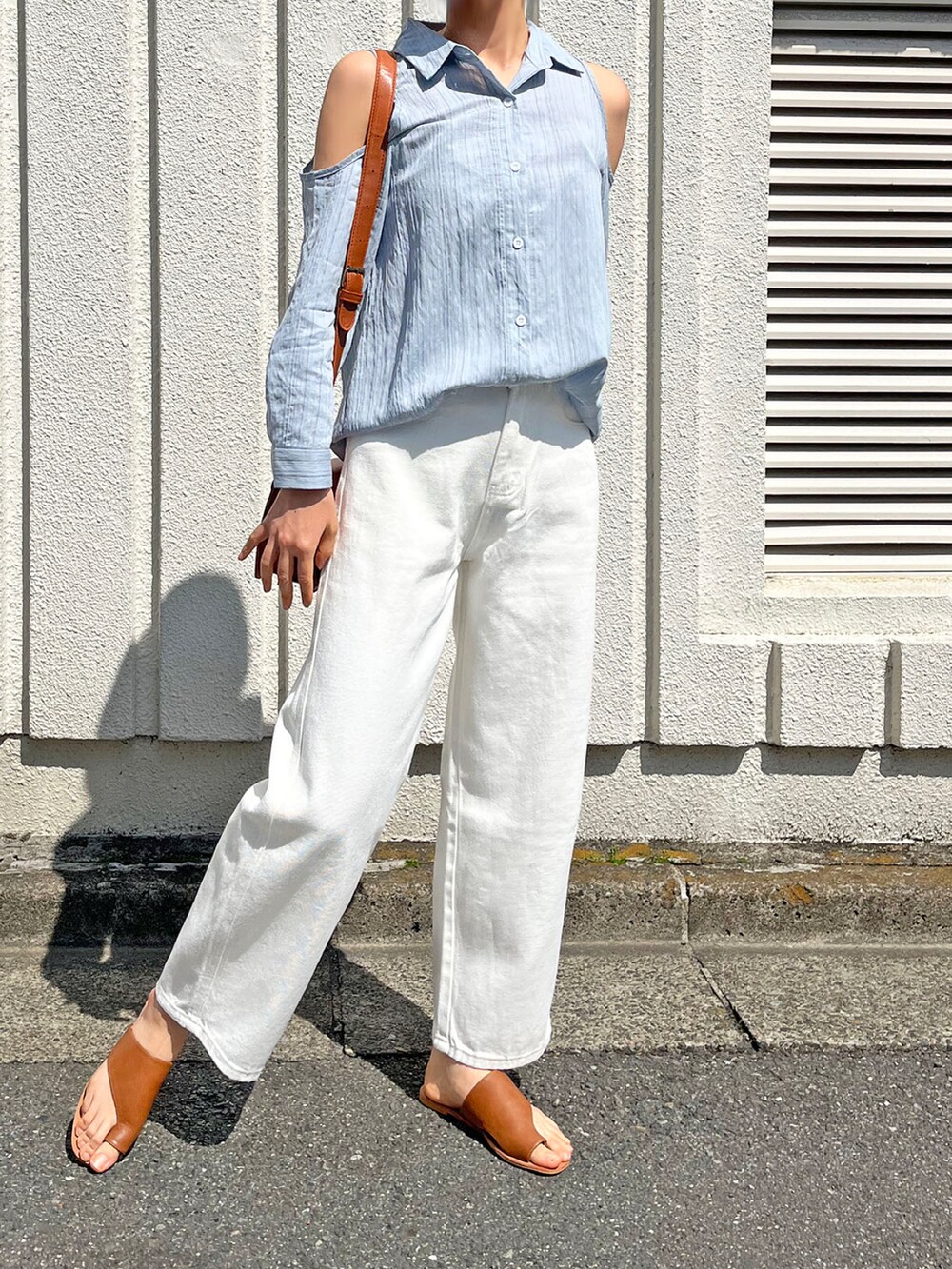 ブルー系のシャツ/ブラウス、ブラウン系のショルダーバッグ、その他のその他を着用したレディースの春コーディネートの2枚目の写真