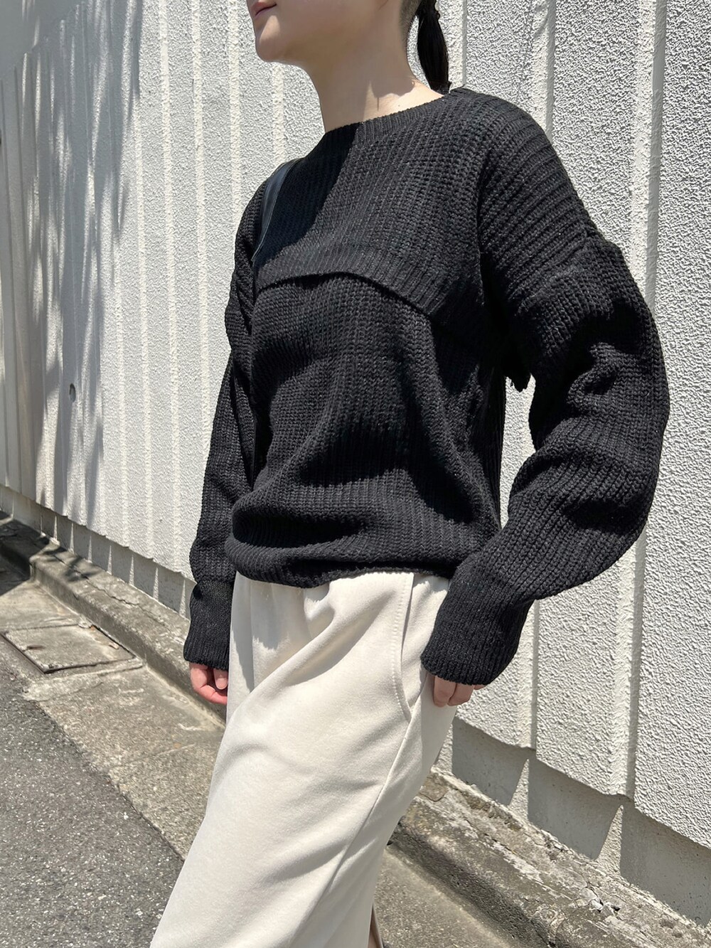 「セットアップ、カジュアル、モノトーン、スウェットスカート、モード、大人女子、楽チンコーデ、クロップドトップス、秋先取りコーデ、ニットアップ」｜「Jewelobeのショートボレロ×ルーズタンクニットアップトップス（アンサンブル、ブラック系）」を使った、Jewelobeさん（レディース・155cm）の秋コーディネートの3枚目の写真