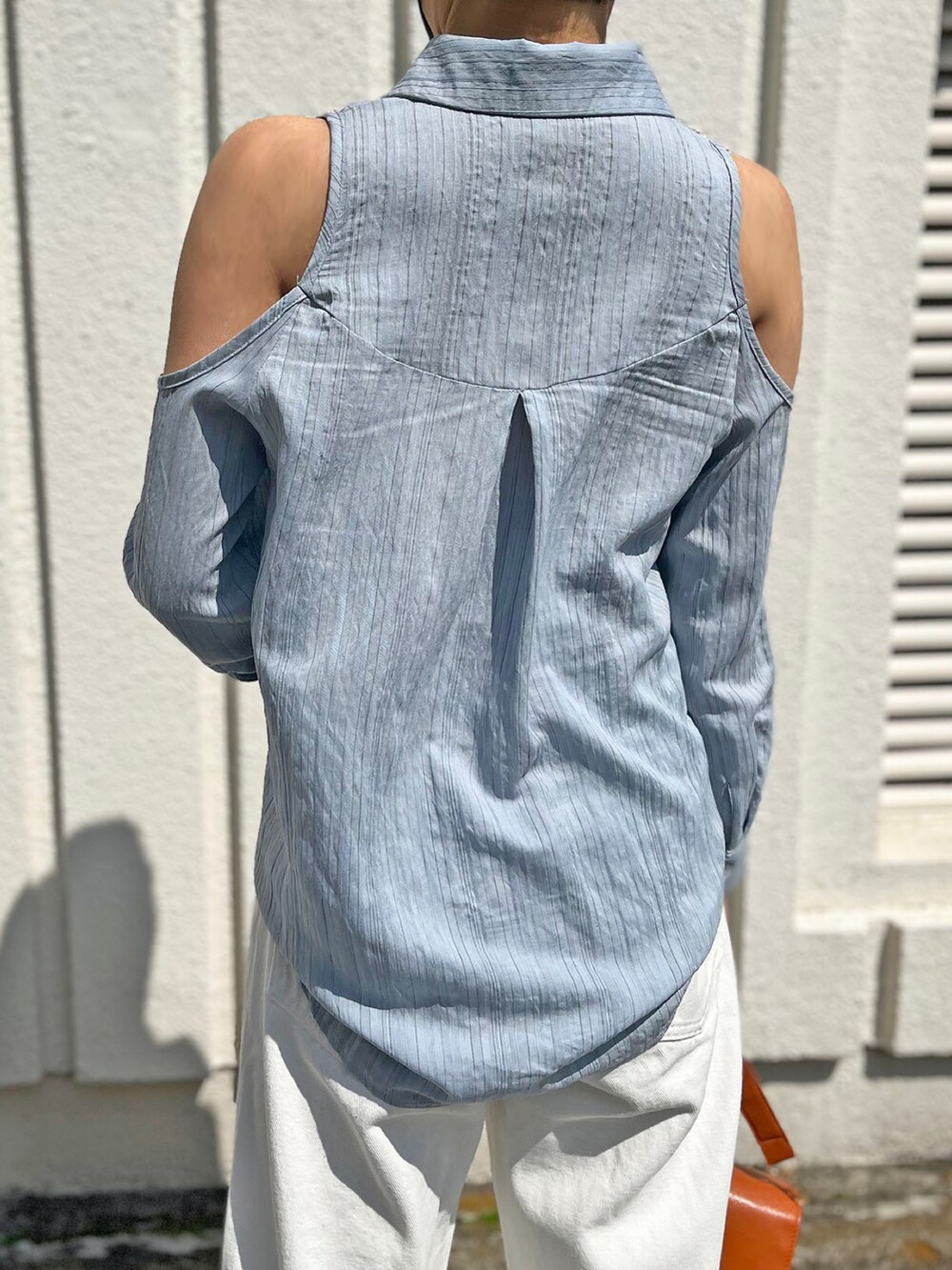 ブルー系のシャツ/ブラウス、ブラウン系のショルダーバッグ、その他のその他を着用したレディースの春コーディネートの5枚目の写真