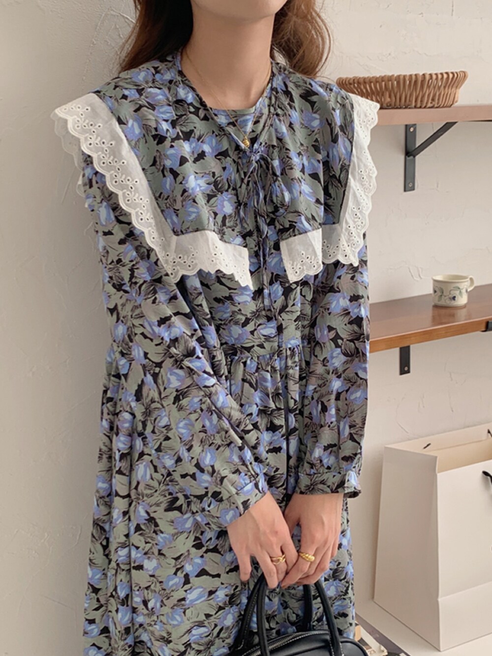 ブルー系のワンピース、その他のその他を着用したレディースの春コーディネートの3枚目の写真