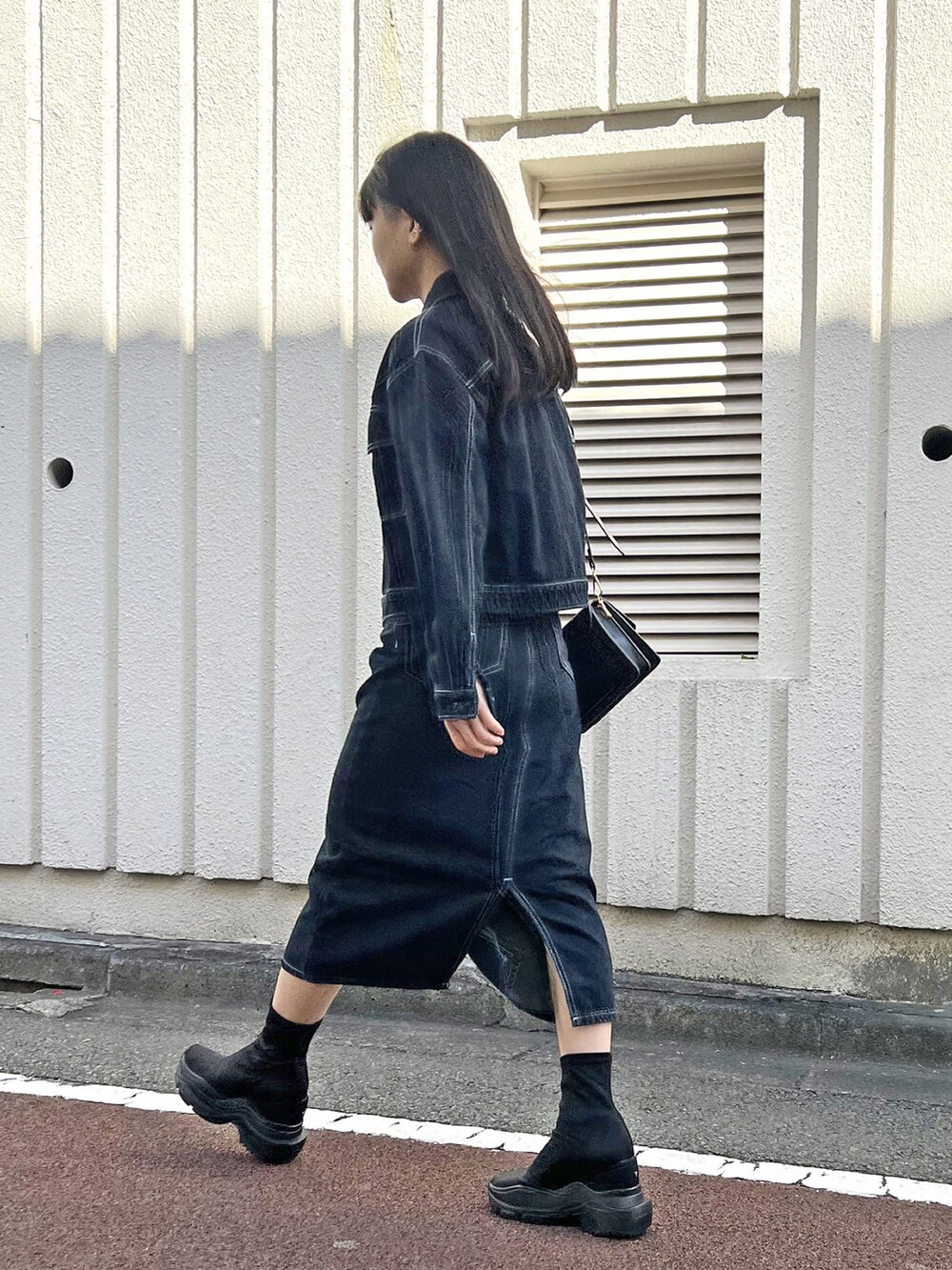 「タイトスカート、デニム、セットアップ、デニムジャケット、レイヤードスタイル、春服、デニムセットアップ、Jewelobe、春服みてみて、春服デビュー宣言」｜「Jewelobeの配色ステッチデニムジャケット×スカートセットアップ（セットアップ、ブラック系）」を使った、Jewelobeさん（レディース・155cm）の春コーディネートの3枚目の写真