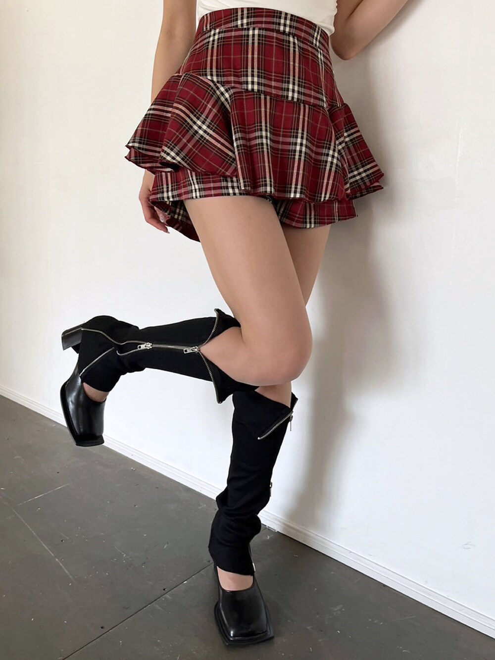 「チェック、ショートパンツ、ぺプラム、レッグウォーマー、春夏コーデ、ヘンリーネック、スカパン、韓国ファッション、高身長女子、Jewelobe」｜「JewelobeのヘンリーネックサイドギャザータイトTシャツ（Tシャツ/カットソー、ホワイト系）」を使った、Jewelobeさん（レディース・165cm）の春コーディネートの2枚目の写真