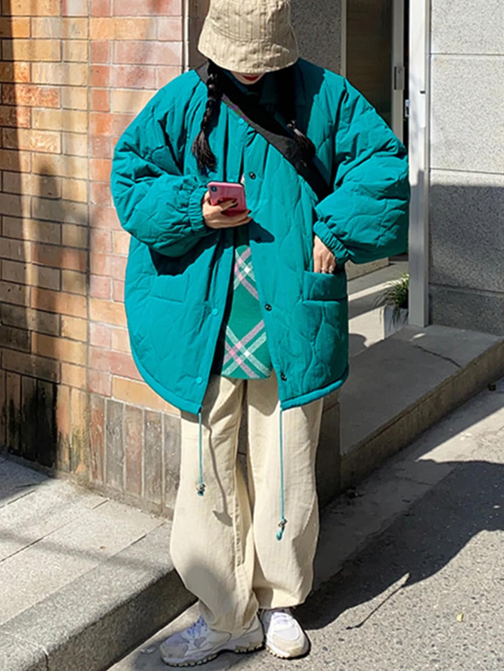 ブルー系のダウンジャケット/コート、その他のその他を着用したレディースの秋コーディネートの2枚目の写真