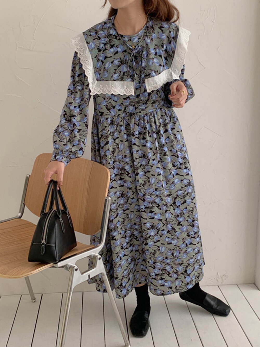 ブルー系のワンピース、その他のその他を着用したレディースの春コーディネートの2枚目の写真