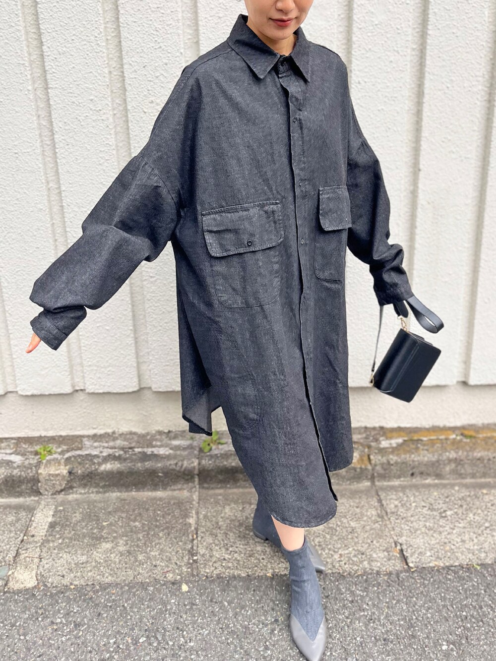 ブラック系のワンピース、その他のその他を着用したレディースの春コーディネートの5枚目の写真