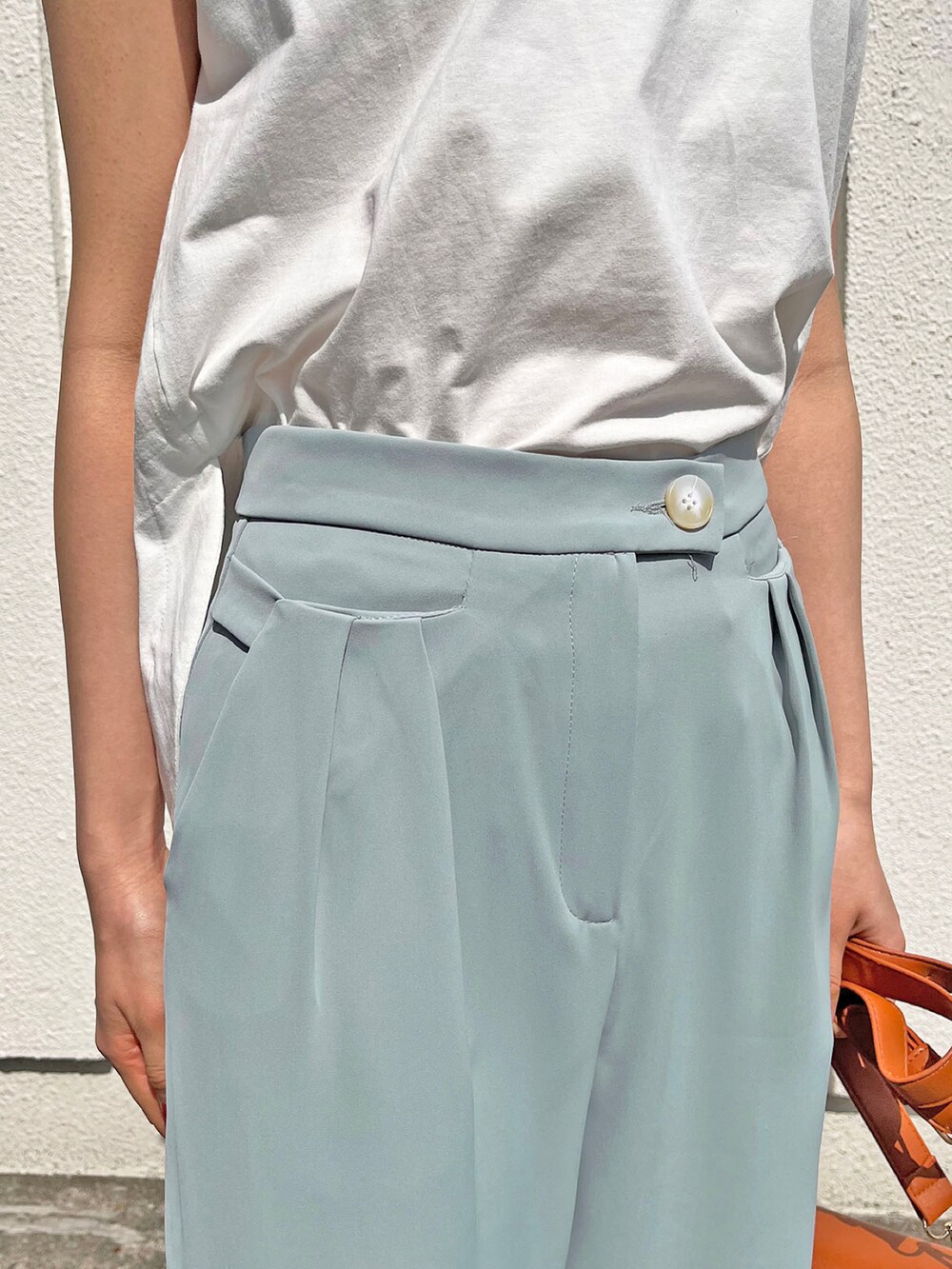 ブルー系のスラックス、その他のその他を着用したレディースの春コーディネートの5枚目の写真