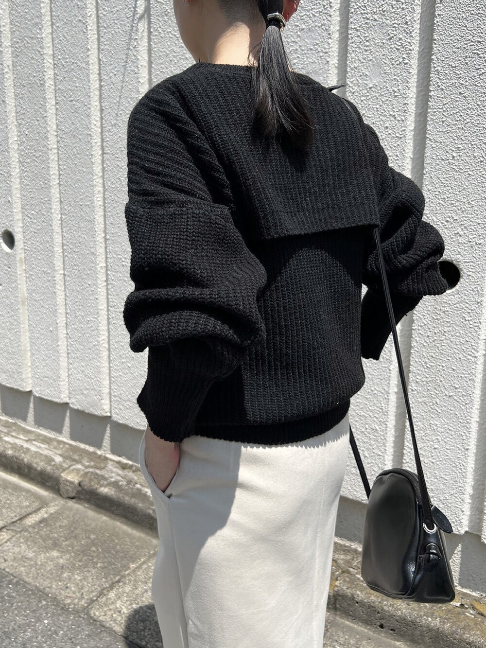 「セットアップ、カジュアル、モノトーン、スウェットスカート、モード、大人女子、楽チンコーデ、クロップドトップス、秋先取りコーデ、ニットアップ」｜「Jewelobeのショートボレロ×ルーズタンクニットアップトップス（アンサンブル、ブラック系）」を使った、Jewelobeさん（レディース・155cm）の秋コーディネートの4枚目の写真
