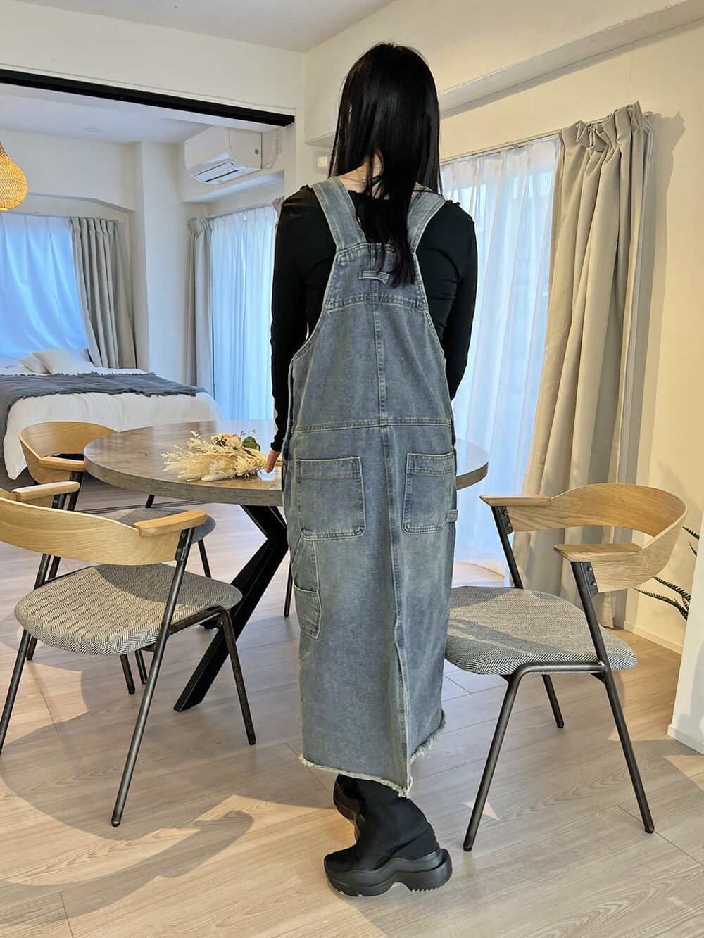 「デニム、ジャンパースカート、休日コーデ、春夏コーデ、カジュアルコーデ、ラクチンコーデ、大人かわいい、スリットスカート、メロートップス、Jewelobe」｜「Jewelobeのボタンストラップデニムサロペットジャンパースカート（ジャンパースカート、ブルー系）」を使った、Jewelobeさん（レディース・155cm）の春コーディネートの4枚目の写真