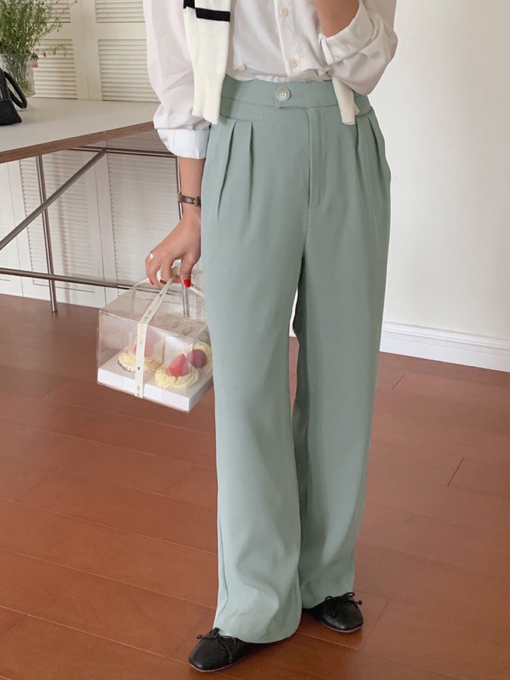 ブルー系のスラックス、その他のその他を着用したレディースの春コーディネートの2枚目の写真