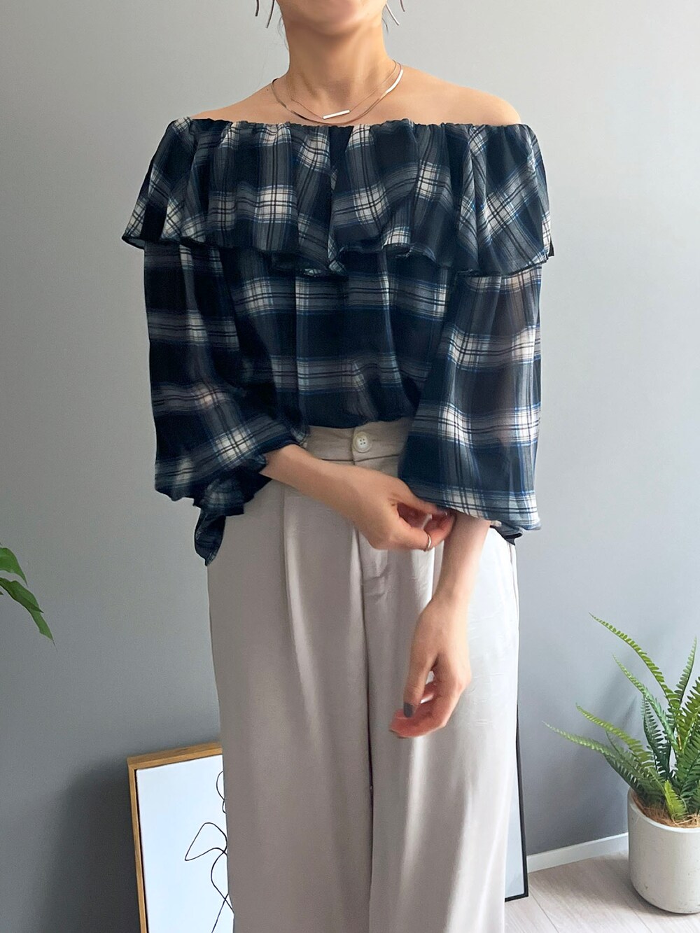 ブラック系のシャツ/ブラウス、その他のその他を着用したレディースの秋コーディネートの4枚目の写真