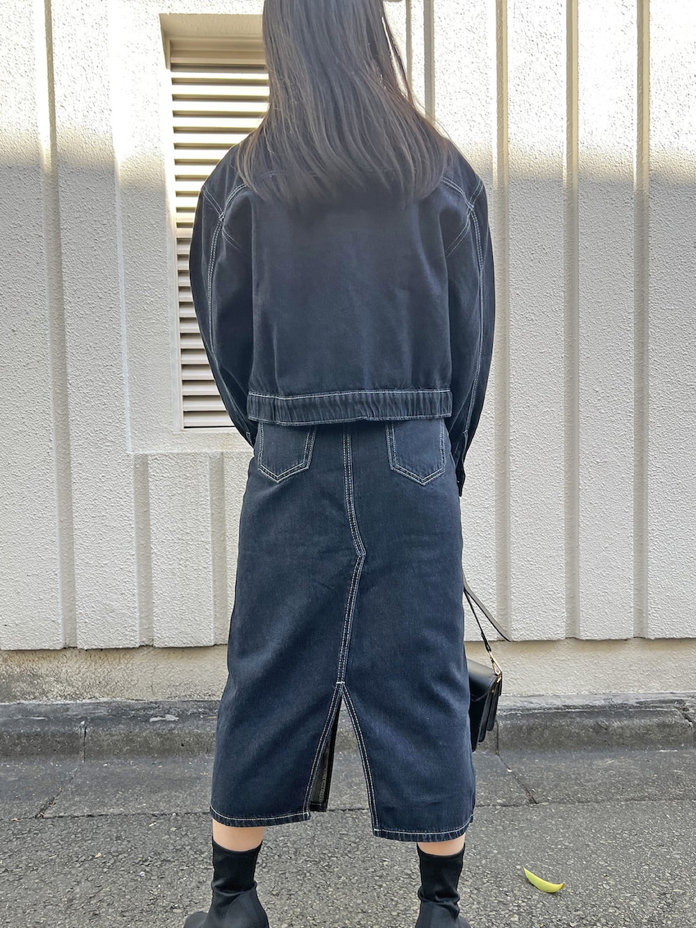 「タイトスカート、デニム、セットアップ、デニムジャケット、レイヤードスタイル、春服、デニムセットアップ、Jewelobe、春服みてみて、春服デビュー宣言」｜「Jewelobeの配色ステッチデニムジャケット×スカートセットアップ（セットアップ、ブラック系）」を使った、Jewelobeさん（レディース・155cm）の春コーディネートの5枚目の写真
