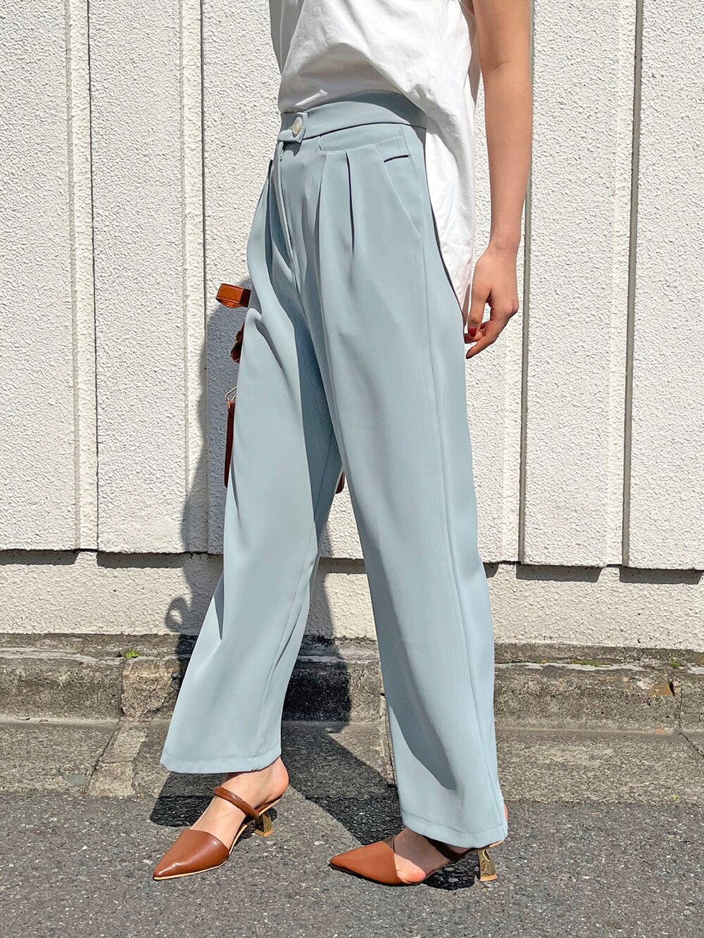 ブルー系のスラックス、その他のその他を着用したレディースの春コーディネートの4枚目の写真