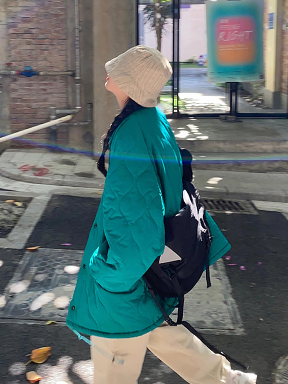 ブルー系のダウンジャケット/コート、その他のその他を着用したレディースの秋コーディネートの4枚目の写真