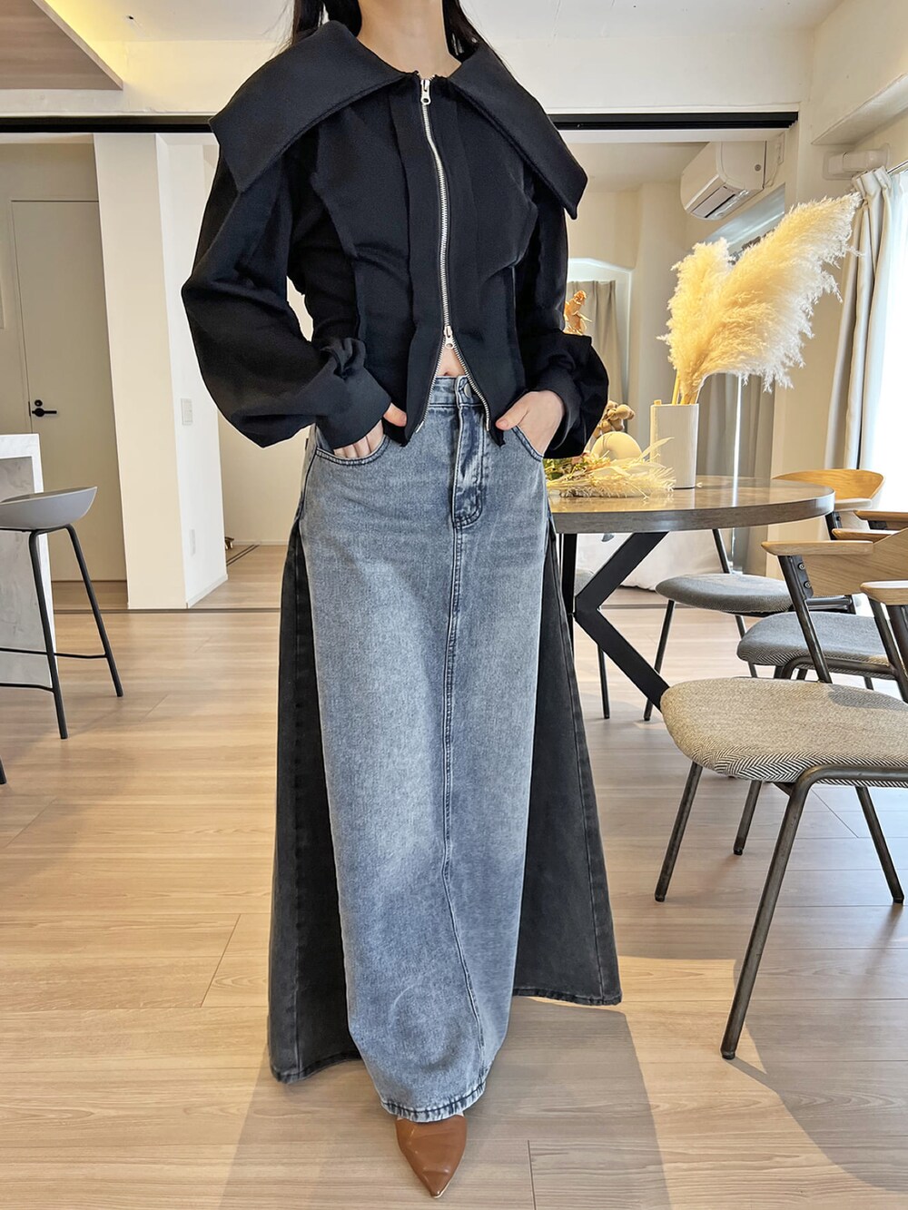 ブラック系のブルゾン、ブルー系のデニムスカート、その他のその他を着用したレディースの春コーディネートの3枚目の写真