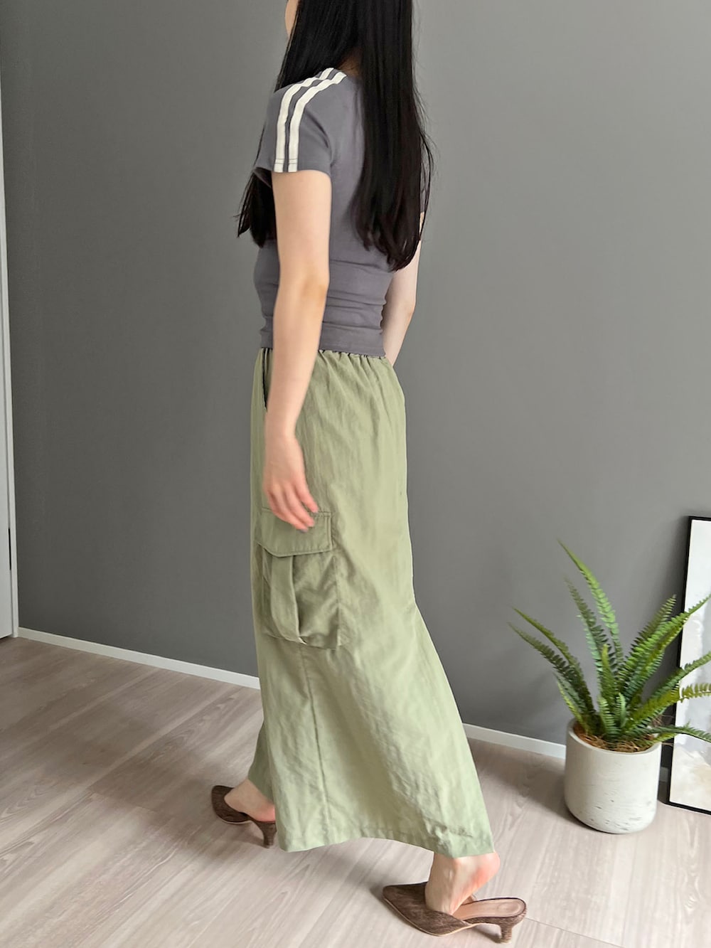 「Tシャツ、スポーツミックス、カーゴスカート、リラックススタイル、夏コーデ、ラクチンコーデ、着回しコーデ、ラインT、オトナカジュアル、Jewelobe」｜「JewelobeのショルダーラインスポーティータイトTシャツ（Tシャツ/カットソー、グレー系）」を使った、Jewelobeさん（レディース・155cm）の夏コーディネートの3枚目の写真