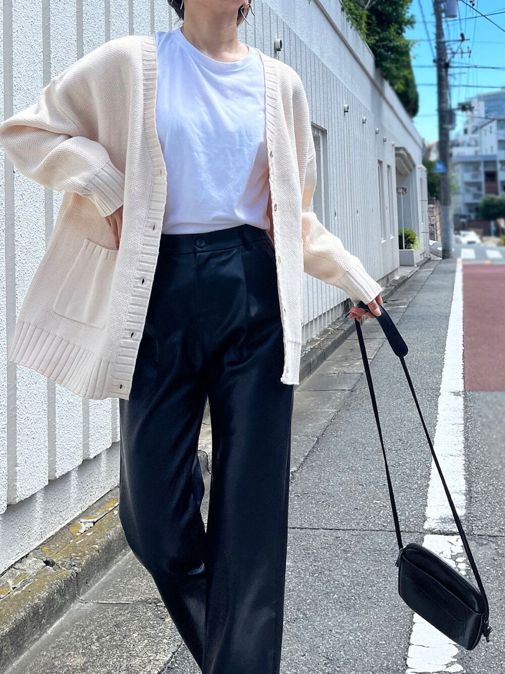 ホワイト系のカーディガン/ボレロ、ホワイト系のTシャツ/カットソー、ブラック系のその他パンツを着用したレディースの秋コーディネートの2枚目の写真