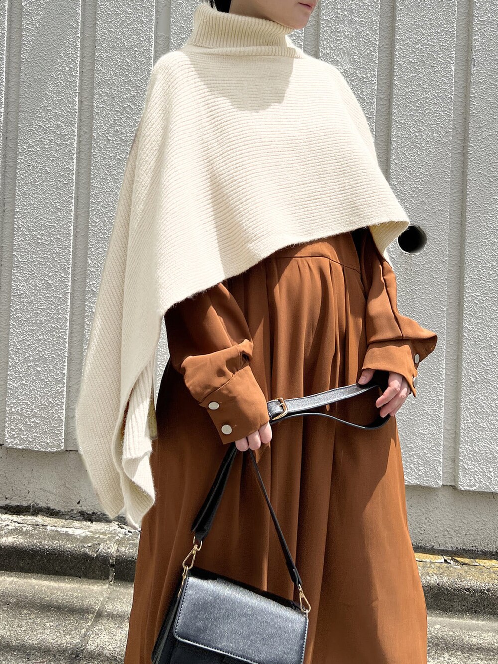 「ストール、ドルマン、レイヤードスタイル、タートルネック、ポンチョ、ニットポンチョ、ロングワンピース、フレアワンピース、秋冬コーデ、Jewelobe、チョコ色に染まれ」｜「Jewelobeのタートルネックアシンメトリーニットポンチョ（ニット/セーター、ホワイト系）」を使った、Jewelobeさん（レディース・155cm）の冬コーディネートの4枚目の写真