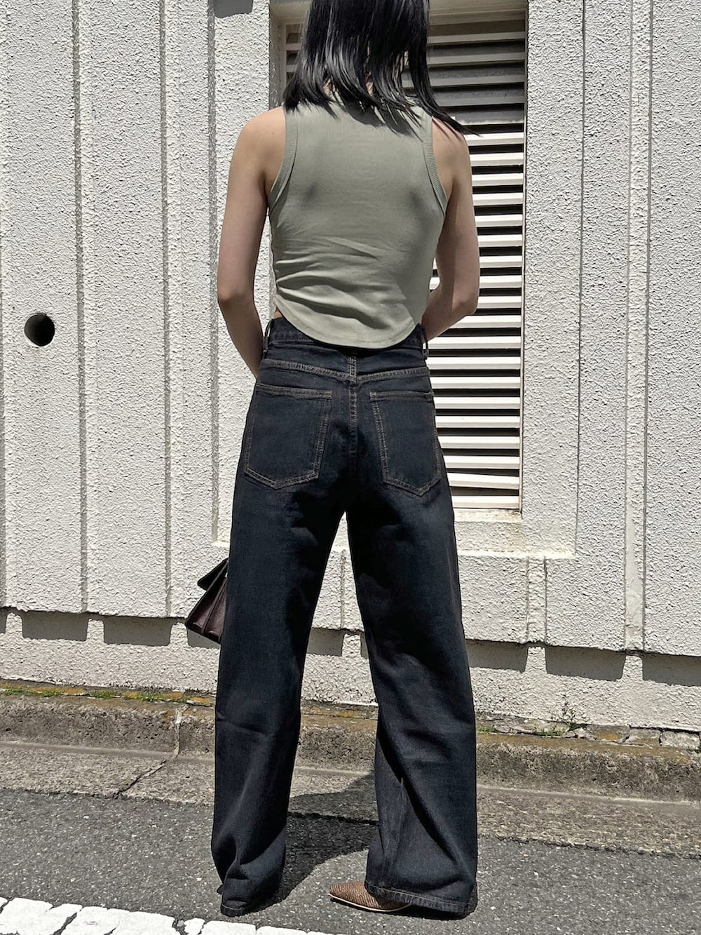 グリーン系のタンクトップ、ブラウン系のショルダーバッグ、その他のその他を着用したレディースの夏コーディネートの3枚目の写真