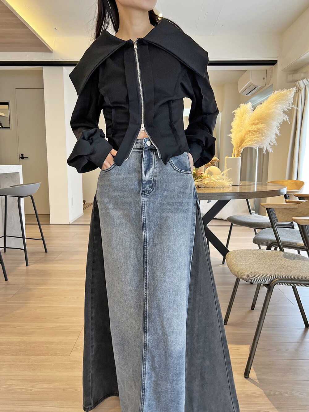 ブラック系のブルゾン、ブルー系のデニムスカート、その他のその他を着用したレディースの春コーディネートの4枚目の写真