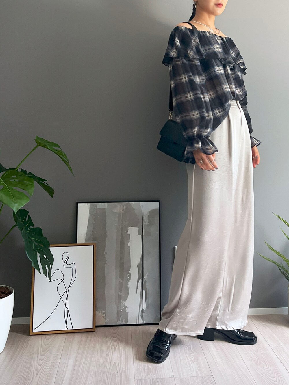 ブラック系のシャツ/ブラウス、その他のその他を着用したレディースの秋コーディネートの2枚目の写真