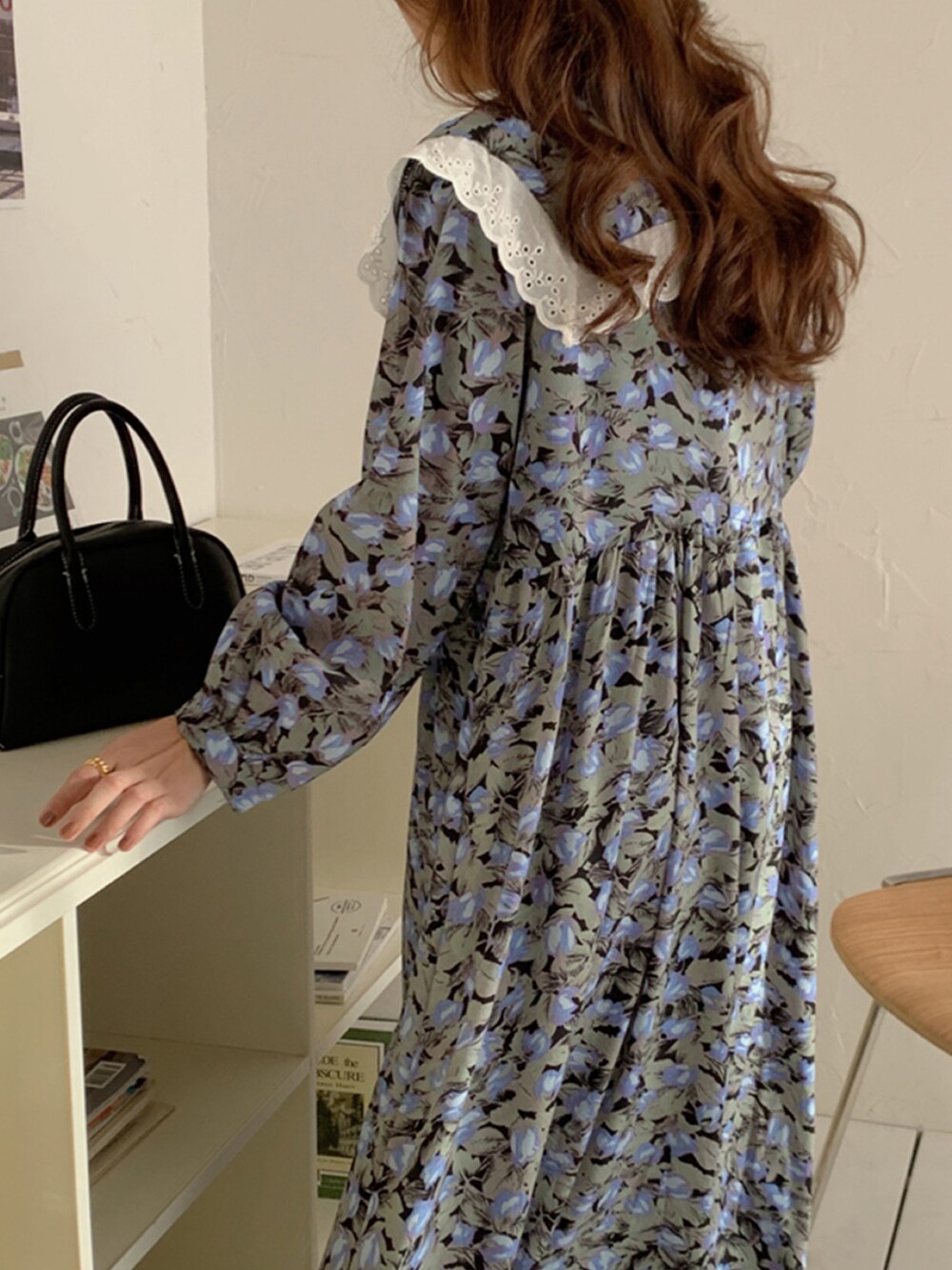 ブルー系のワンピース、その他のその他を着用したレディースの春コーディネートの4枚目の写真