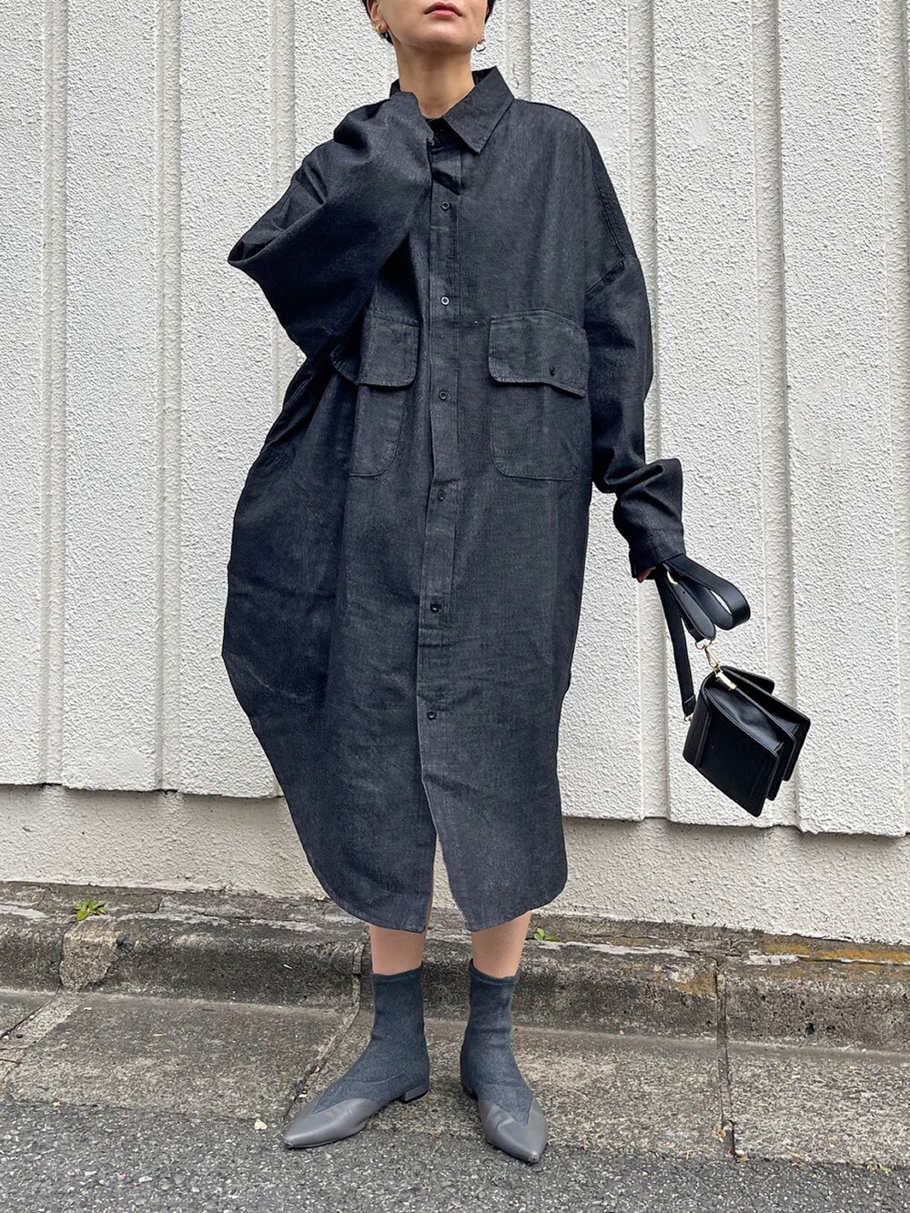 ブラック系のワンピース、その他のその他を着用したレディースの春コーディネートの2枚目の写真