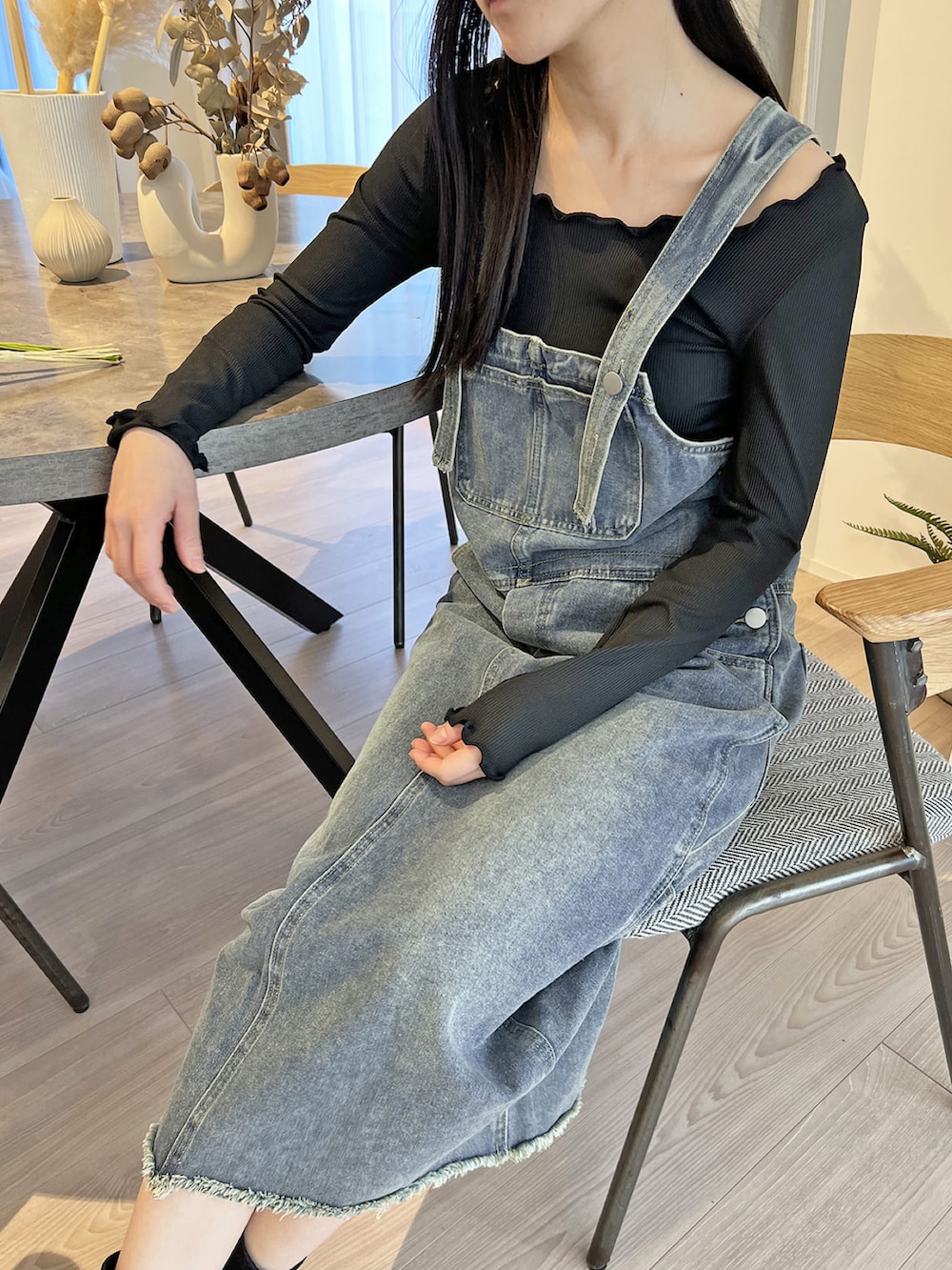 「デニム、ジャンパースカート、休日コーデ、春夏コーデ、カジュアルコーデ、ラクチンコーデ、大人かわいい、スリットスカート、メロートップス、Jewelobe」｜「Jewelobeのボタンストラップデニムサロペットジャンパースカート（ジャンパースカート、ブルー系）」を使った、Jewelobeさん（レディース・155cm）の春コーディネートの5枚目の写真