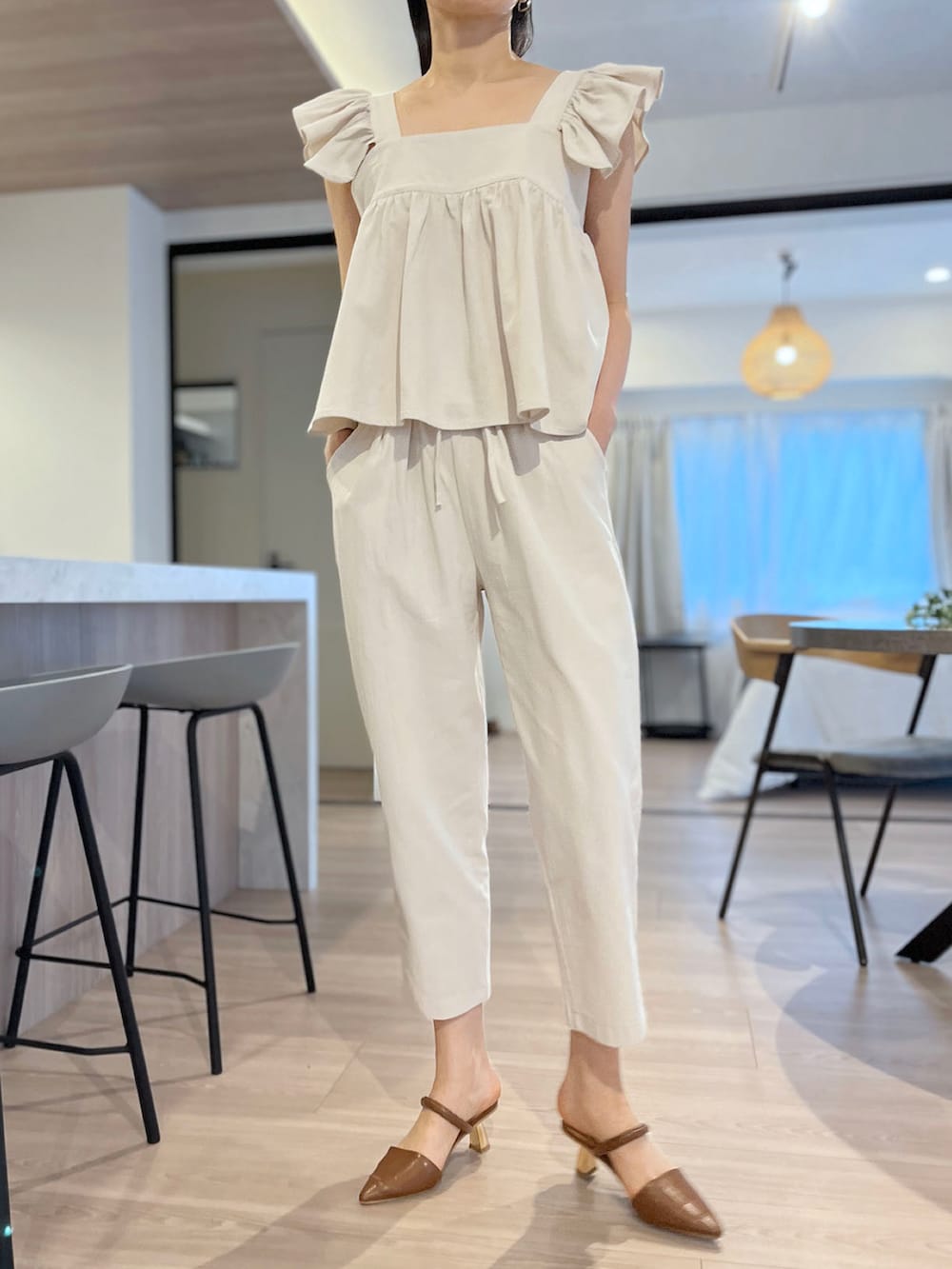 「テーパードパンツ、セットアップ、休日スタイル、チュニック、イージーパンツ、淡色コーデ、オトナカジュアル、肩フリル、高身長女子、Jewelobe」｜「Jewelobeのショルダーフリルトップス×イージーパンツ セットアップ（セットアップ、ベージュ系）」を使った、Jewelobeさん（レディース・171cm）の春コーディネートの2枚目の写真