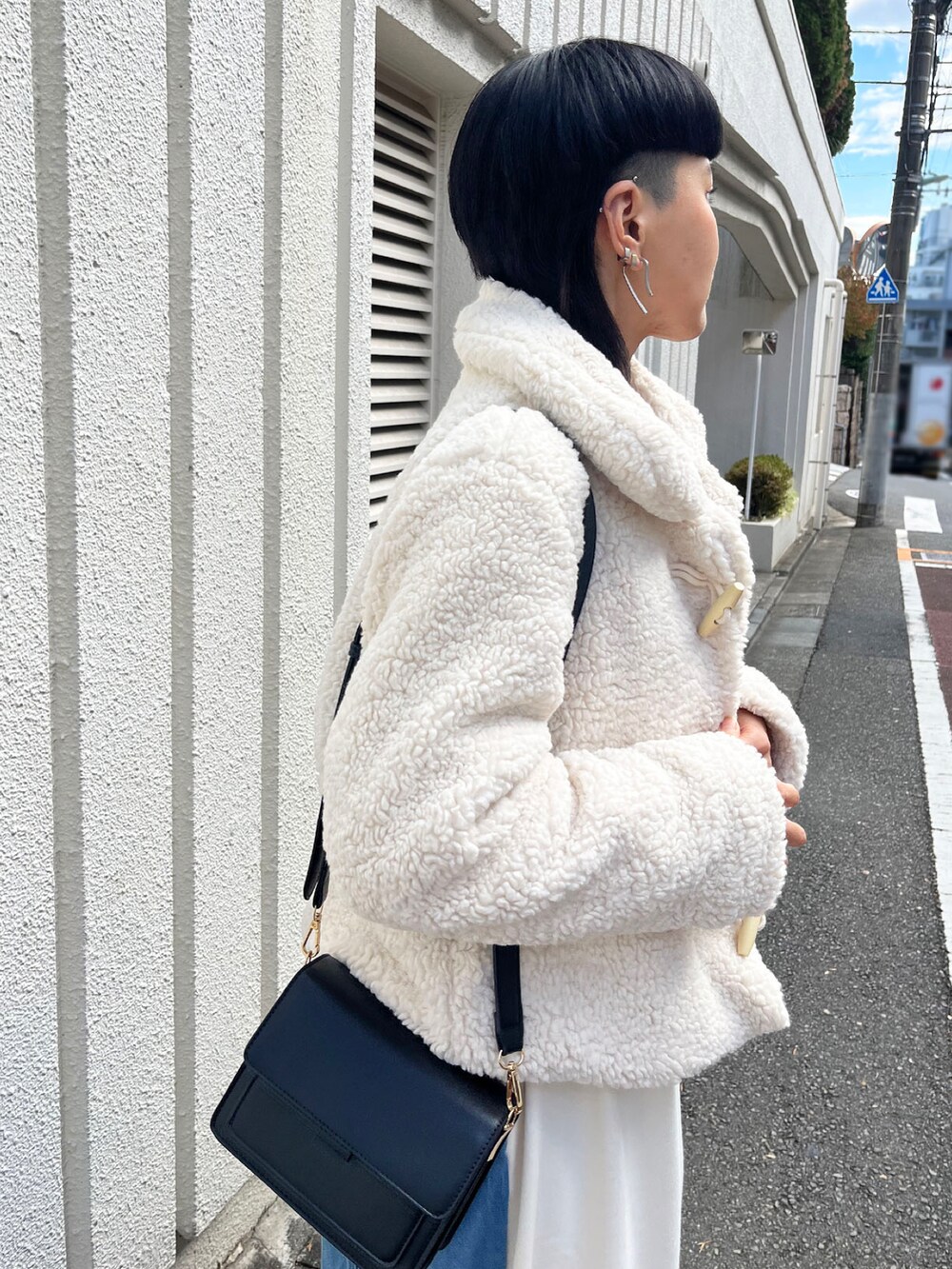 「ワントーンコーデ、ダッフルコート、ボアジャケット、ホワイトコーデ、ドッキングワンピ、大人かわいい、秋冬コーデ、ボアブルゾン、Jewelobe、クリスマスに着たい服」｜「Jewelobeのベアボア中綿ショートダッフル（ブルゾン、ホワイト系）」を使った、Jewelobeさん（レディース・171cm）の冬コーディネートの4枚目の写真