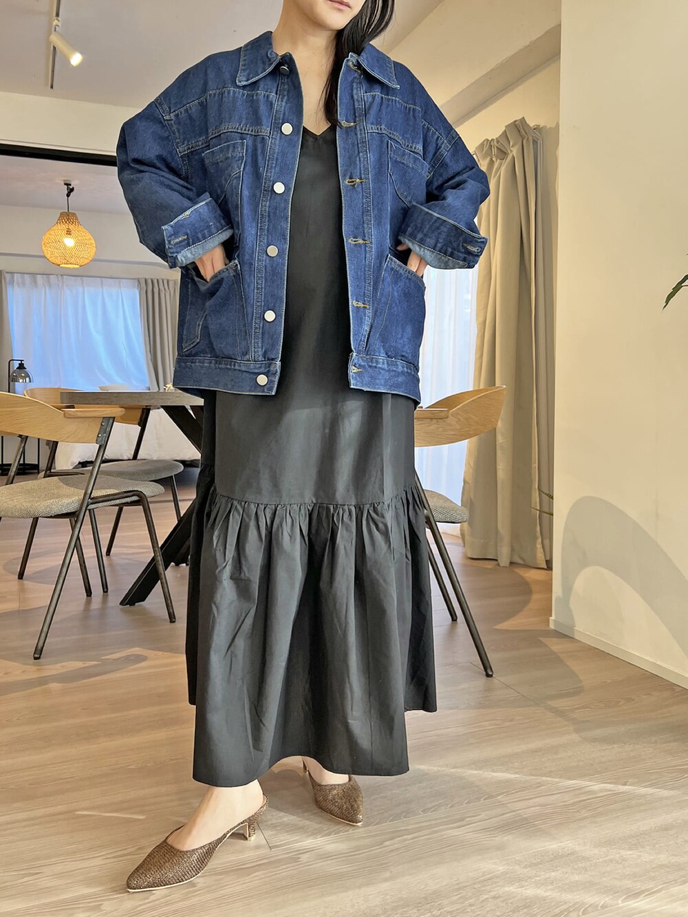 「デニム、ビッグシルエット、デニムジャケット、きれいめカジュアル、春コーデ、マキシ丈ワンピース、ゆるコーデ、オトナカジュアル、ワンピースコーデ、Jewelobe、いまどきジャケット写真」｜「Jewelobeの4ビッグポケットデニムカバーオール（カバーオール、ブルー系）」を使った、Jewelobeさん（レディース・155cm）の春コーディネートの2枚目の写真