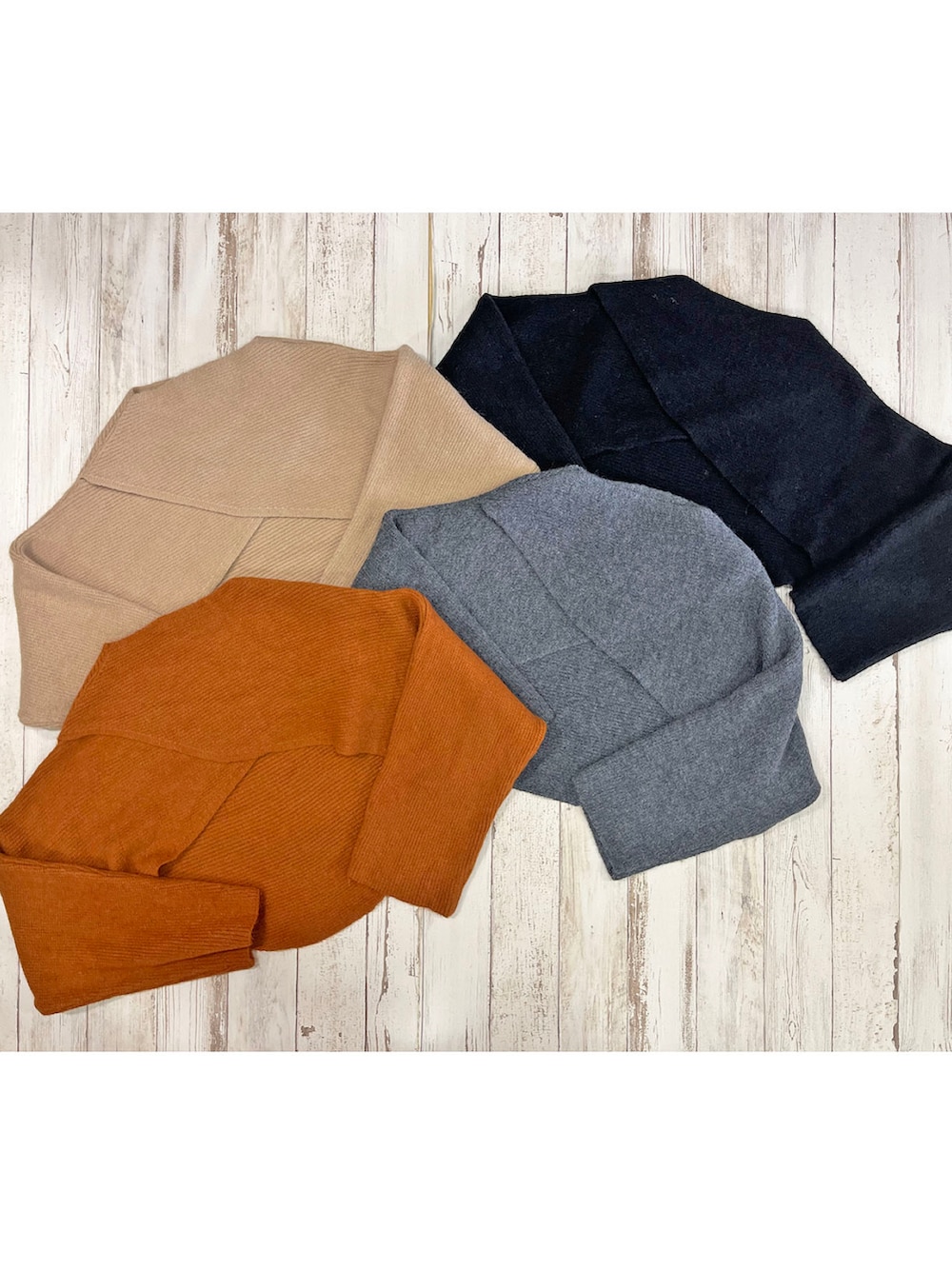 ベージュ系のニット/セーター、ブラック系のキャミソール、ブラック系のショルダーバッグを着用したレディースの秋コーディネートの5枚目の写真