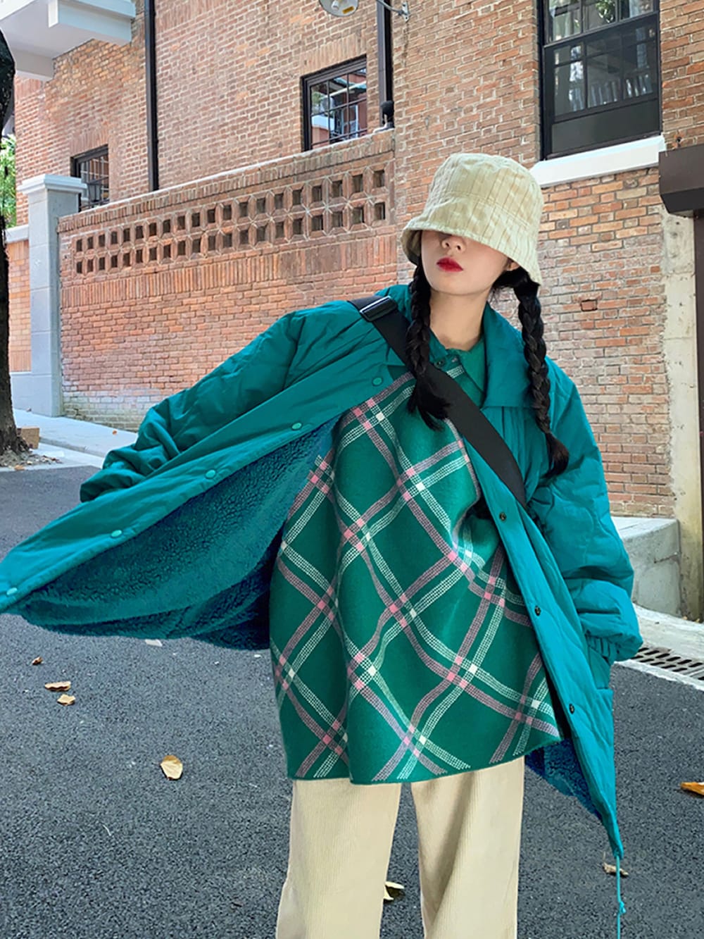 ブルー系のダウンジャケット/コート、その他のその他を着用したレディースの秋コーディネートの3枚目の写真