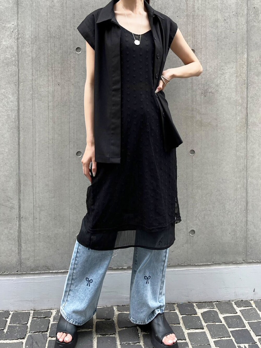 「デニム、ブラック、チュール、刺繍、リボン、レイヤードスタイル、ジレ、キャミワンピ、オトナカジュアル、Jewelobe」｜「Jewelobeのフレンチスリーブシャツ×タックワイドパンツセットアップ（セットアップ、ブラック系）」を使った、Jewelobeさん（レディース・165cm）の夏コーディネートの2枚目の写真