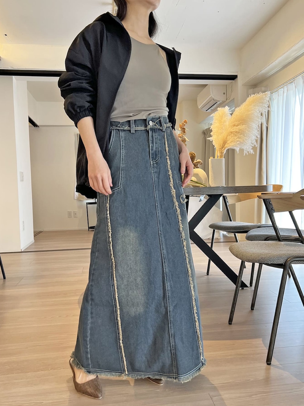 「デニムスカート、ロングスカート、ナイロンジャケット、きれいめカジュアル、シンプルコーデ、アウトドアミックス、春夏コーデ、オトナカジュアル、オトナ女子、フリンジデニム」｜「Jewelobeのナイロンタッチドロストヘムウィンドブレーカー（ブルゾン、ブラック系）」を使った、Jewelobeさん（レディース・155cm）の春コーディネートの2枚目の写真