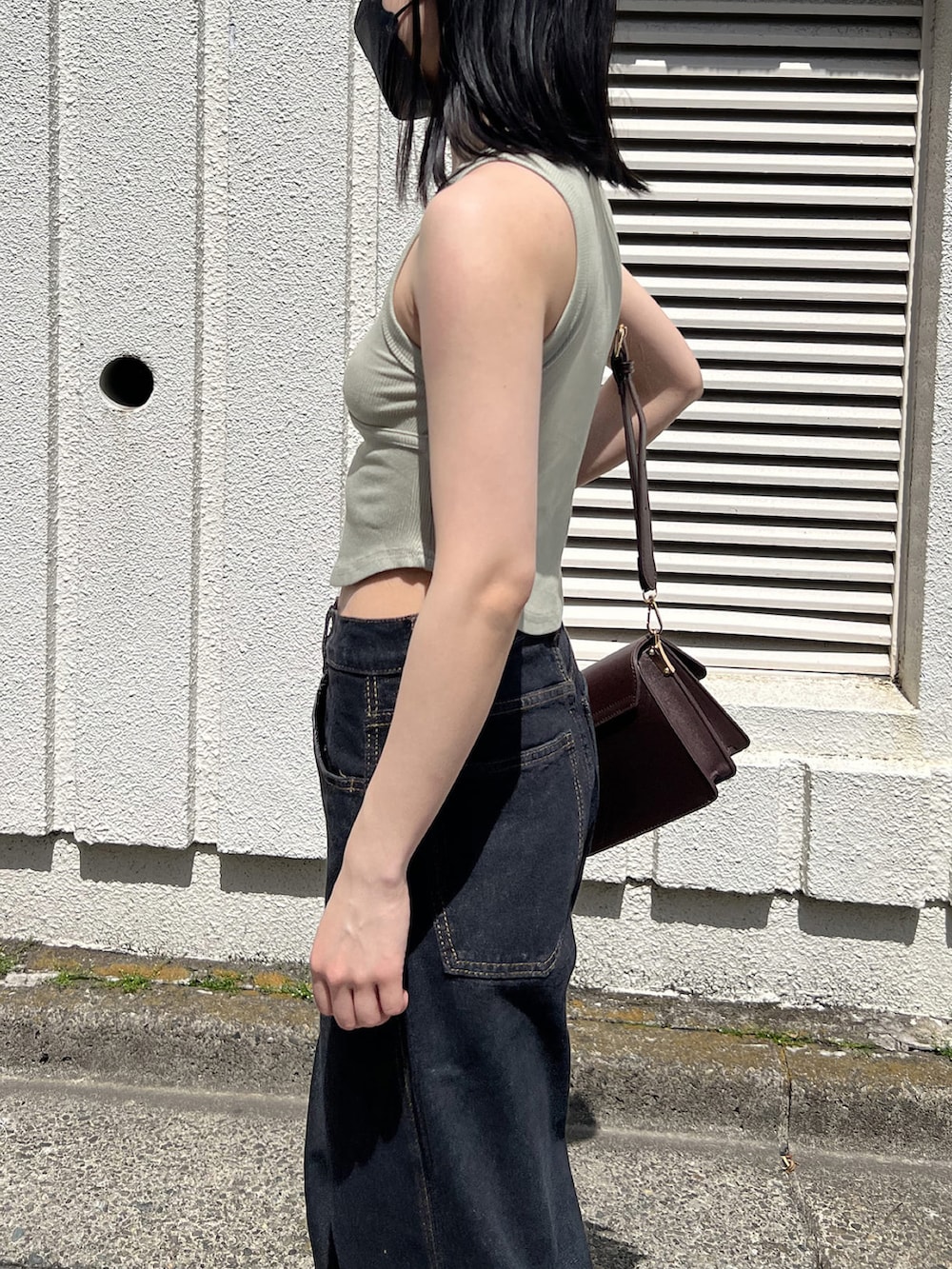 グリーン系のタンクトップ、ブラウン系のショルダーバッグ、その他のその他を着用したレディースの夏コーディネートの5枚目の写真