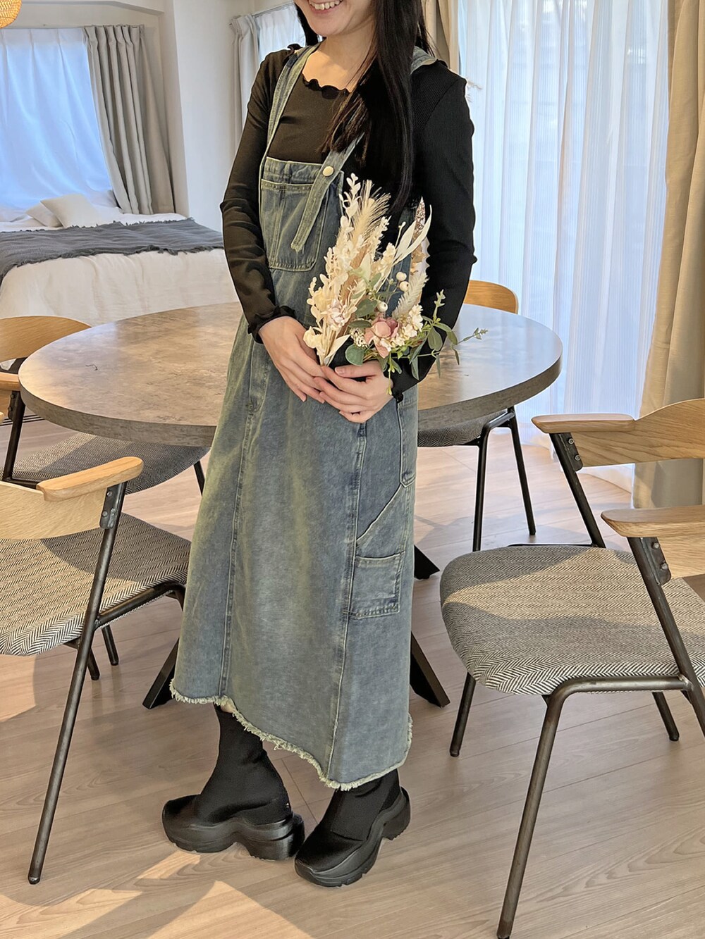 「デニム、ジャンパースカート、休日コーデ、春夏コーデ、カジュアルコーデ、ラクチンコーデ、大人かわいい、スリットスカート、メロートップス、Jewelobe」｜「Jewelobeのボタンストラップデニムサロペットジャンパースカート（ジャンパースカート、ブルー系）」を使った、Jewelobeさん（レディース・155cm）の春コーディネートの2枚目の写真