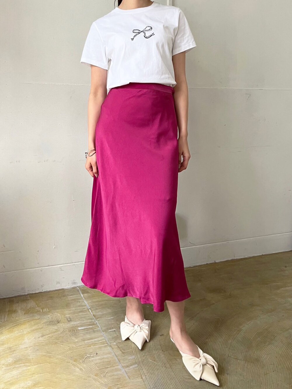 「ジャケット、Tシャツ、リボン、きれいめカジュアル、ワンポイント、プリントT、スカートスタイル、春夏コーデ、サテンスカート、Jewelobe」｜「JewelobeのリボンプリントルーズTシャツ（Tシャツ/カットソー、ホワイト系）」を使った、Jewelobeさん（レディース・165cm）の春コーディネートの3枚目の写真