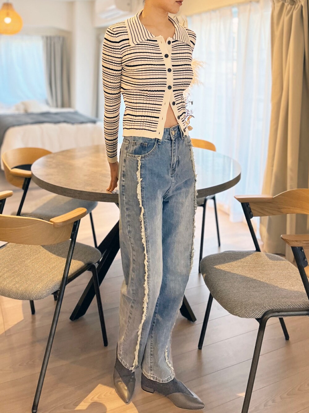 「カーディガン、デニムパンツ、リブニット、パンツスタイル、シンプルコーデ、襟付きニット、デニムコーデ、ランダムボーダー、フリンジデニム、Jewelobe」｜「Jewelobeの衿付きボーダーカーディガン（カーディガン/ボレロ、ホワイト系）」を使った、Jewelobeさん（レディース・171cm）の春コーディネートの2枚目の写真