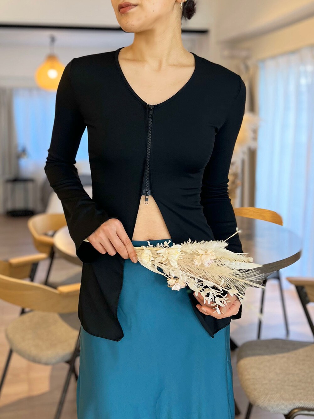 「カットソー、きれいめカジュアル、マーメイドスカート、春コーデ、肌見せ、スリット、ビビッドカラー、高身長女子、Jewelobe、春服みてみて」｜「Jewelobeのワイドスリットファスナートップス（Tシャツ/カットソー、ブラック系）」を使った、Jewelobeさん（レディース・171cm）の春コーディネートの5枚目の写真